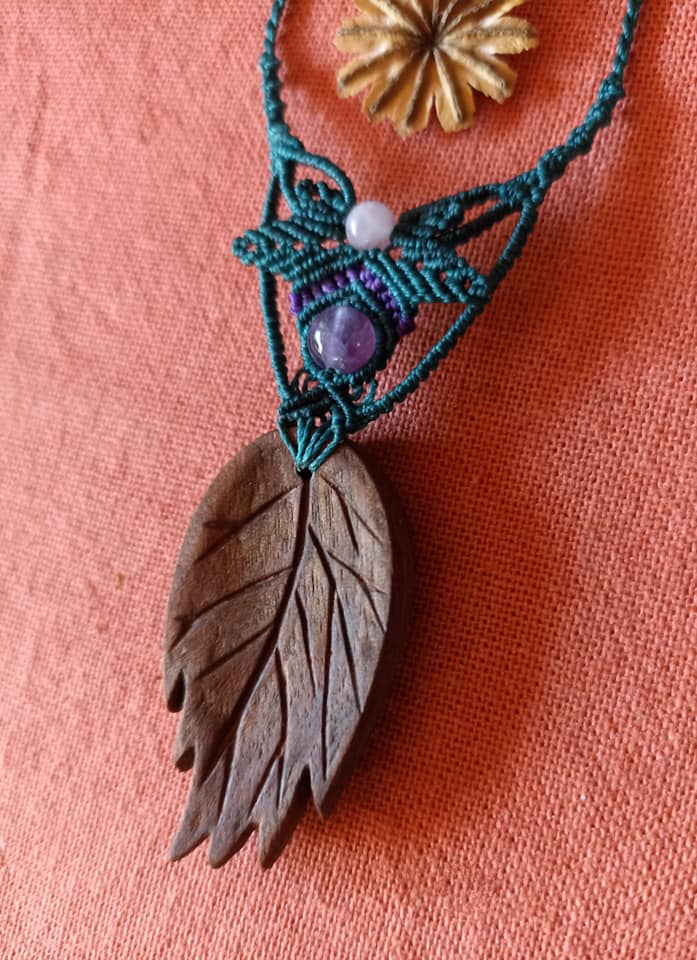 Collier macramé, pendentif en bois sculpté main, perles améthyste