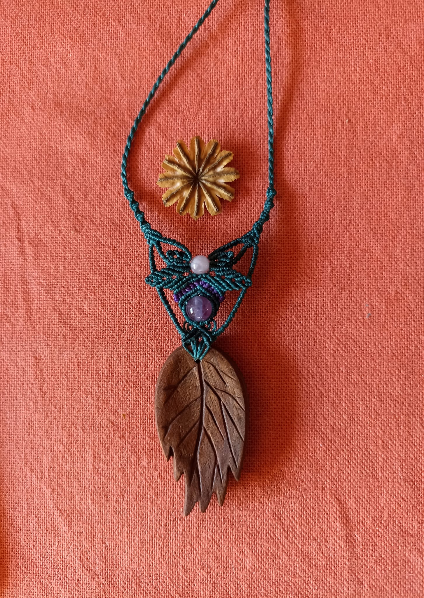 Collier macramé, pendentif en bois sculpté main, perles améthyste