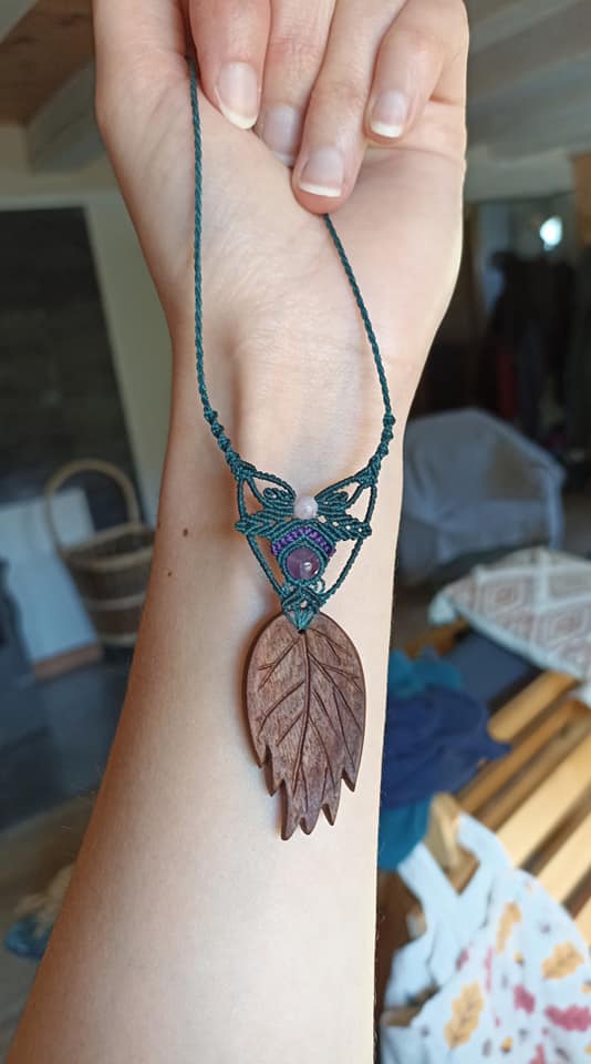 Collier macramé, pendentif en bois sculpté main, perles améthyste