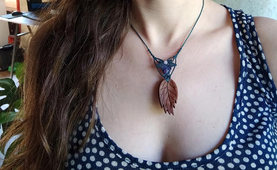 Collier macramé, pendentif en bois sculpté main, perles améthyste