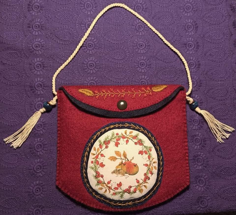 Pochette en feutrine et tissu, cousue, brodée main