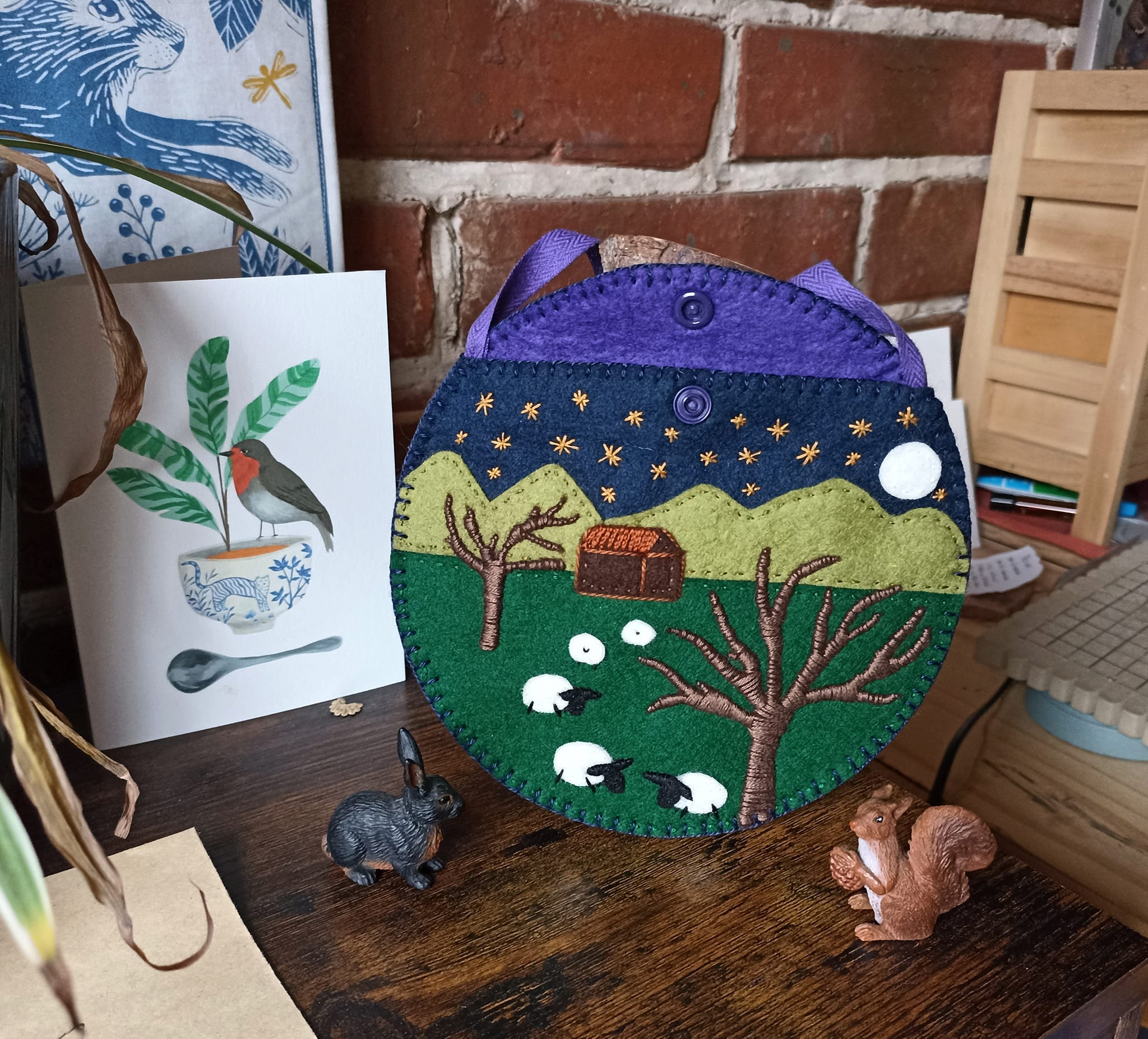 Pochette brodée cousue en feutrine, moutons, étoiles,lune et paysage