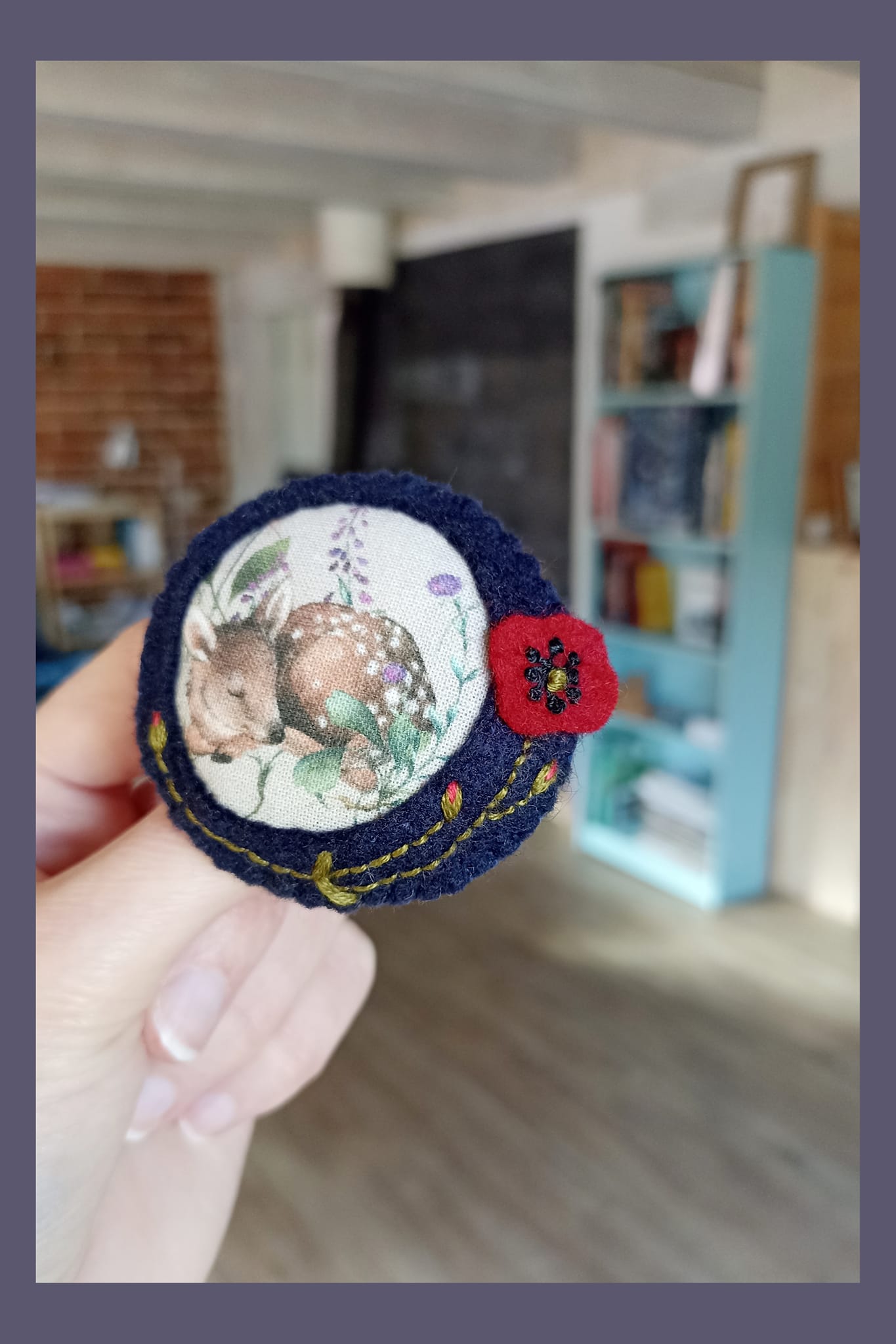 Broche feutrine brodée cousue main, faon tissu, fleurs