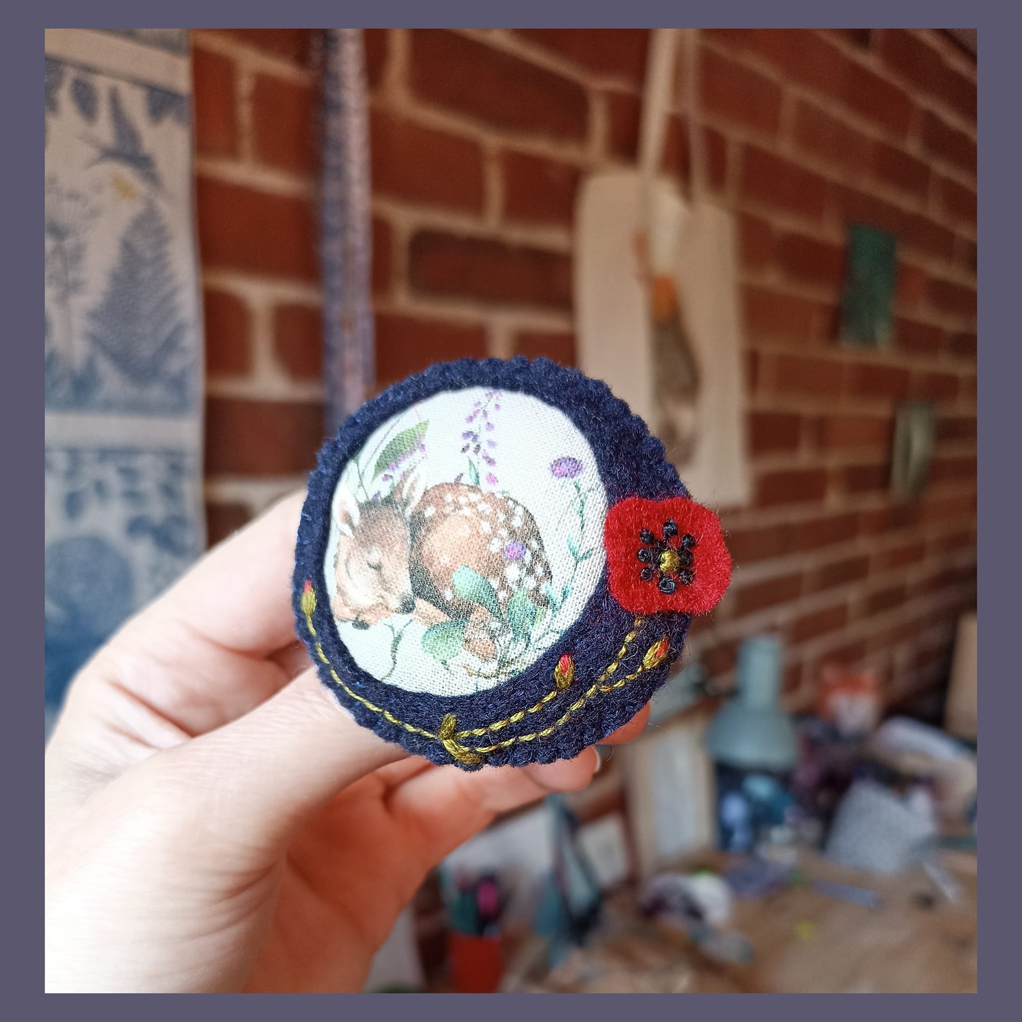 Broche feutrine brodée cousue main, faon tissu, fleurs