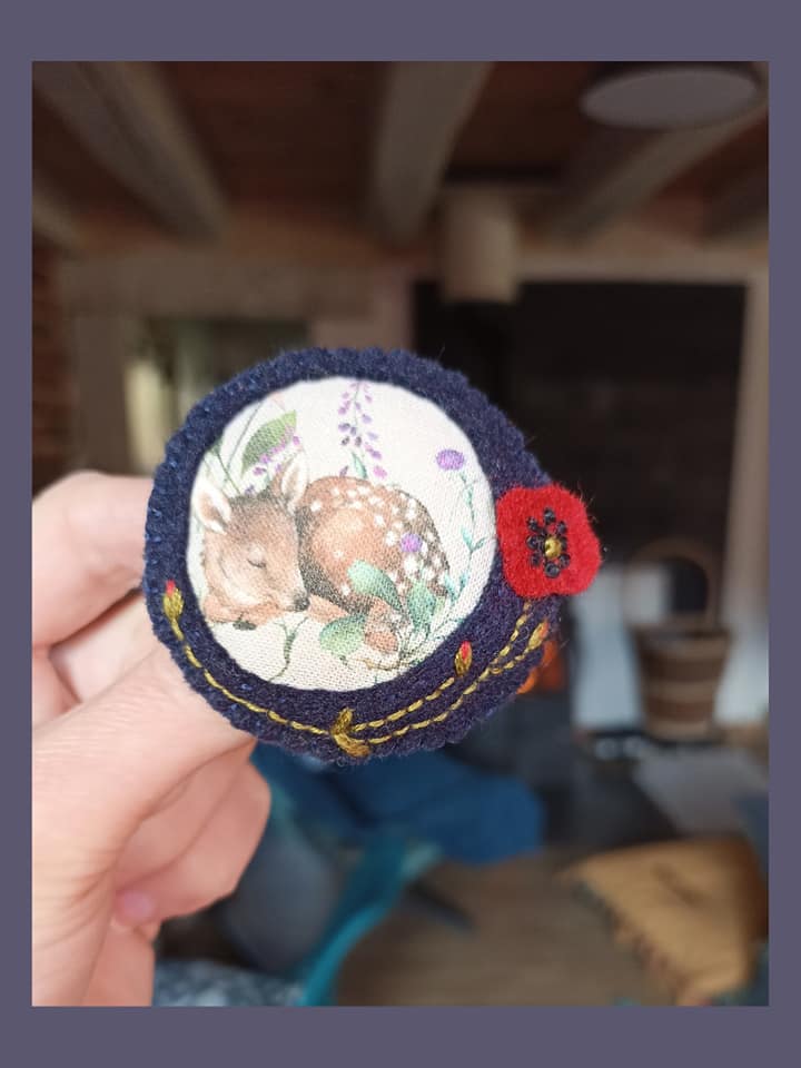 Broche feutrine brodée cousue main, faon tissu, fleurs