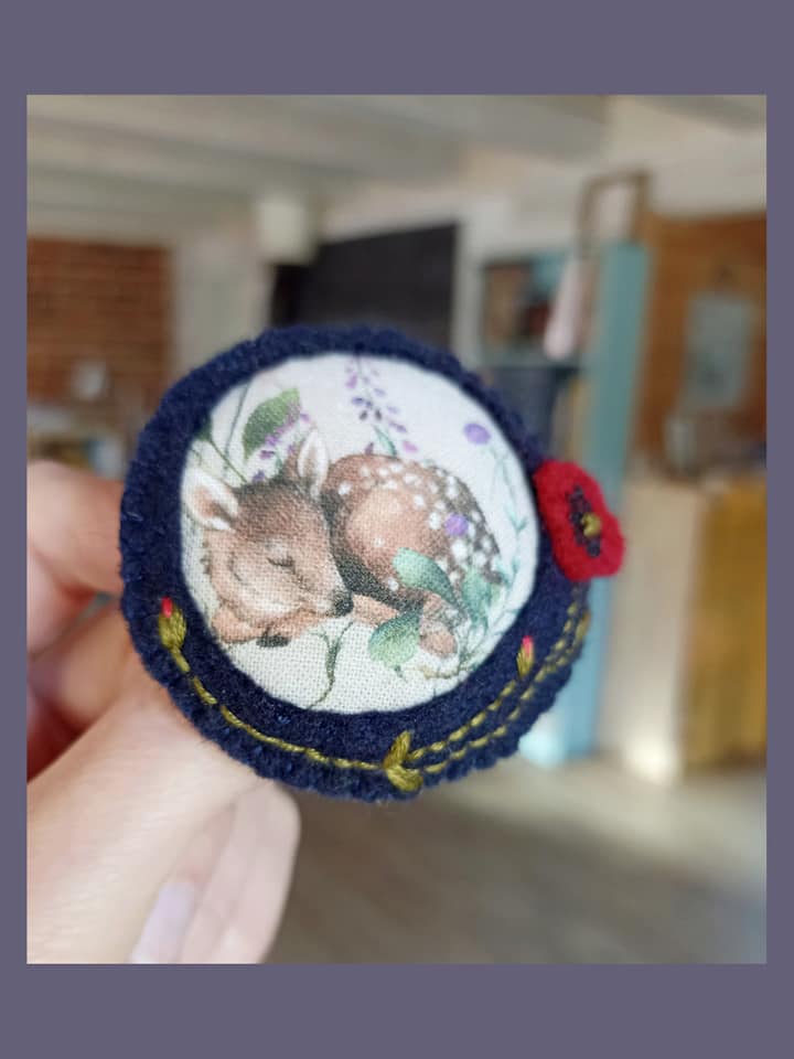 Broche feutrine brodée cousue main, faon tissu, fleurs