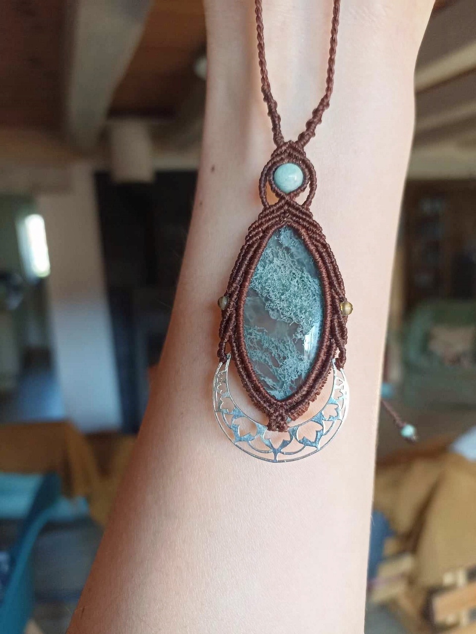 Collier macramé agate mousse, lune en argent, perles amazonite péridot