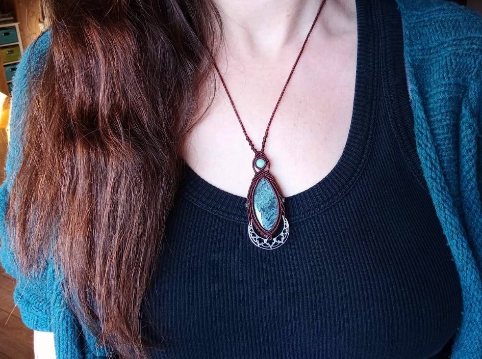 Collier macramé agate mousse, lune en argent, perles amazonite péridot