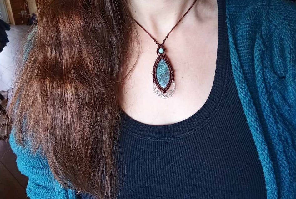 Collier macramé agate mousse, lune en argent, perles amazonite péridot