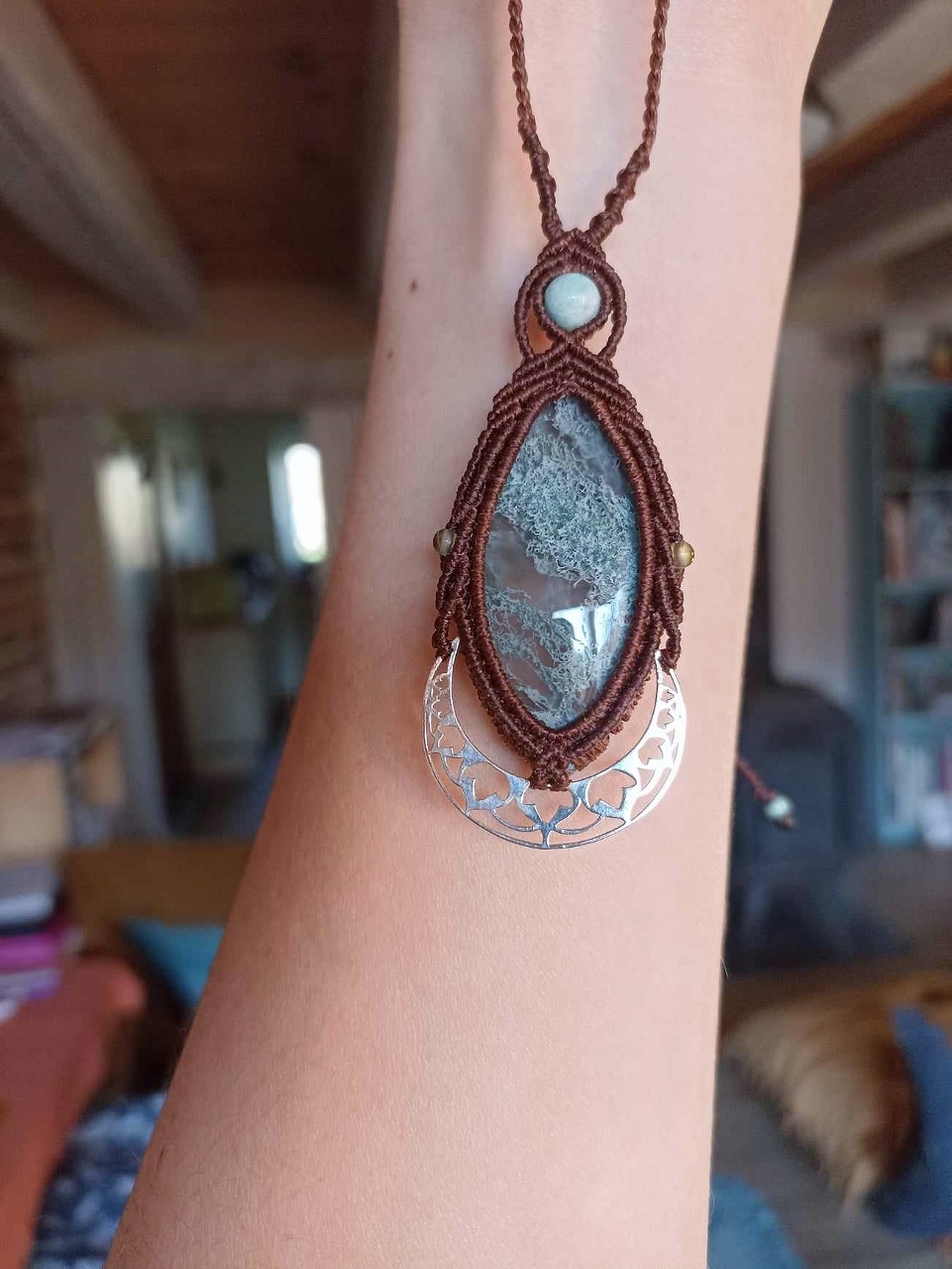 Collier macramé agate mousse, lune en argent, perles amazonite péridot