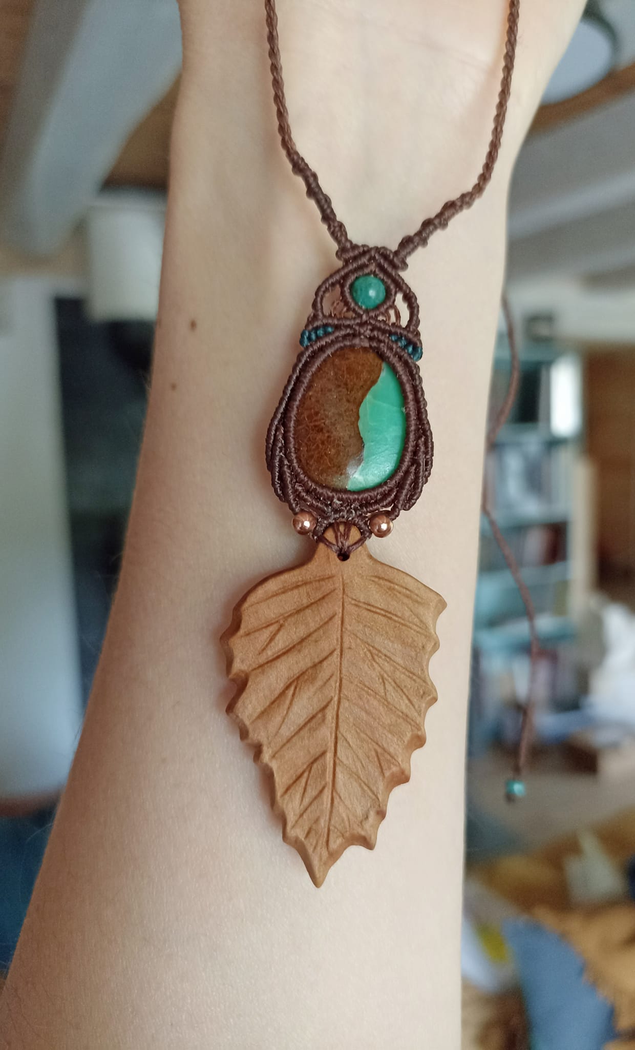 Collier macramé, feuille artisanale en bois, chrysoprase, perle amazonite