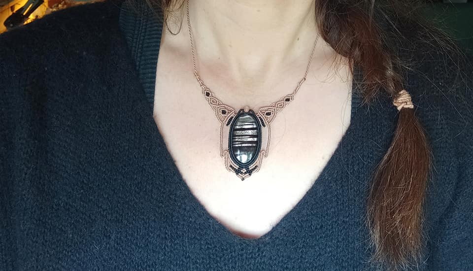 Collier macramé, hypersthène, perle pierre de lune