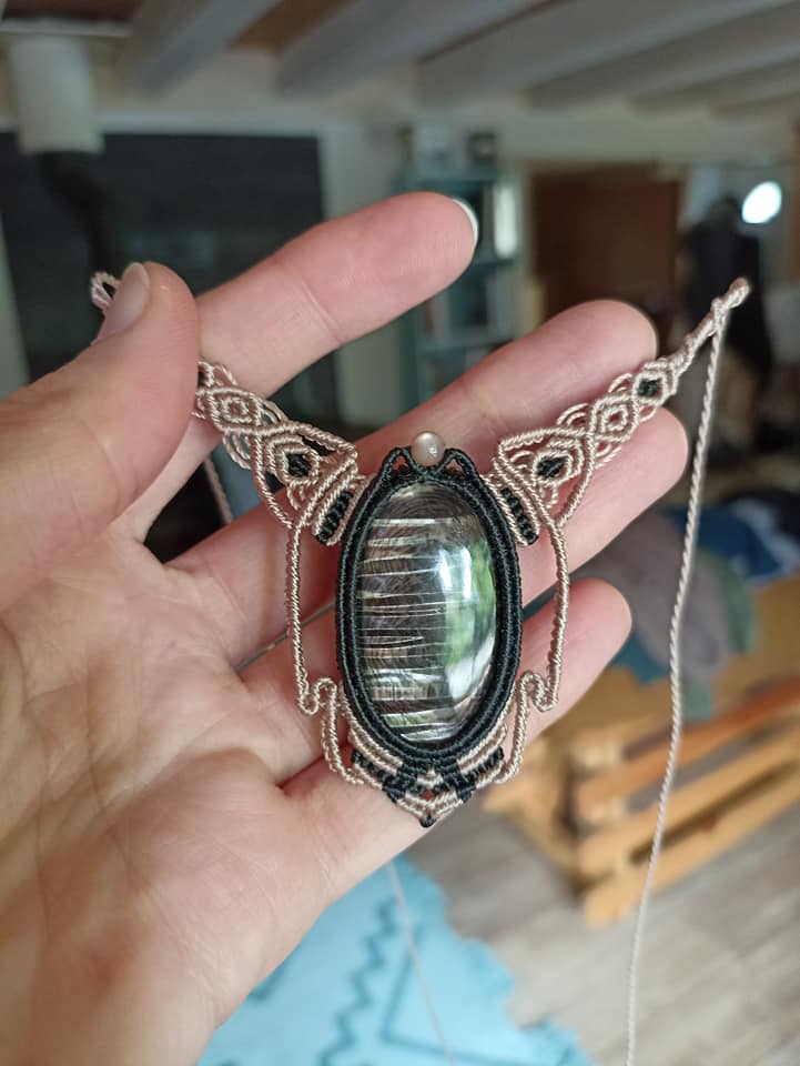 Collier macramé, hypersthène, perle pierre de lune