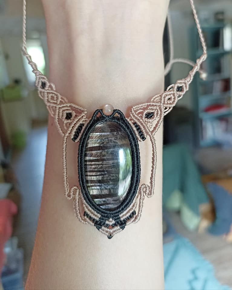 Collier macramé, hypersthène, perle pierre de lune