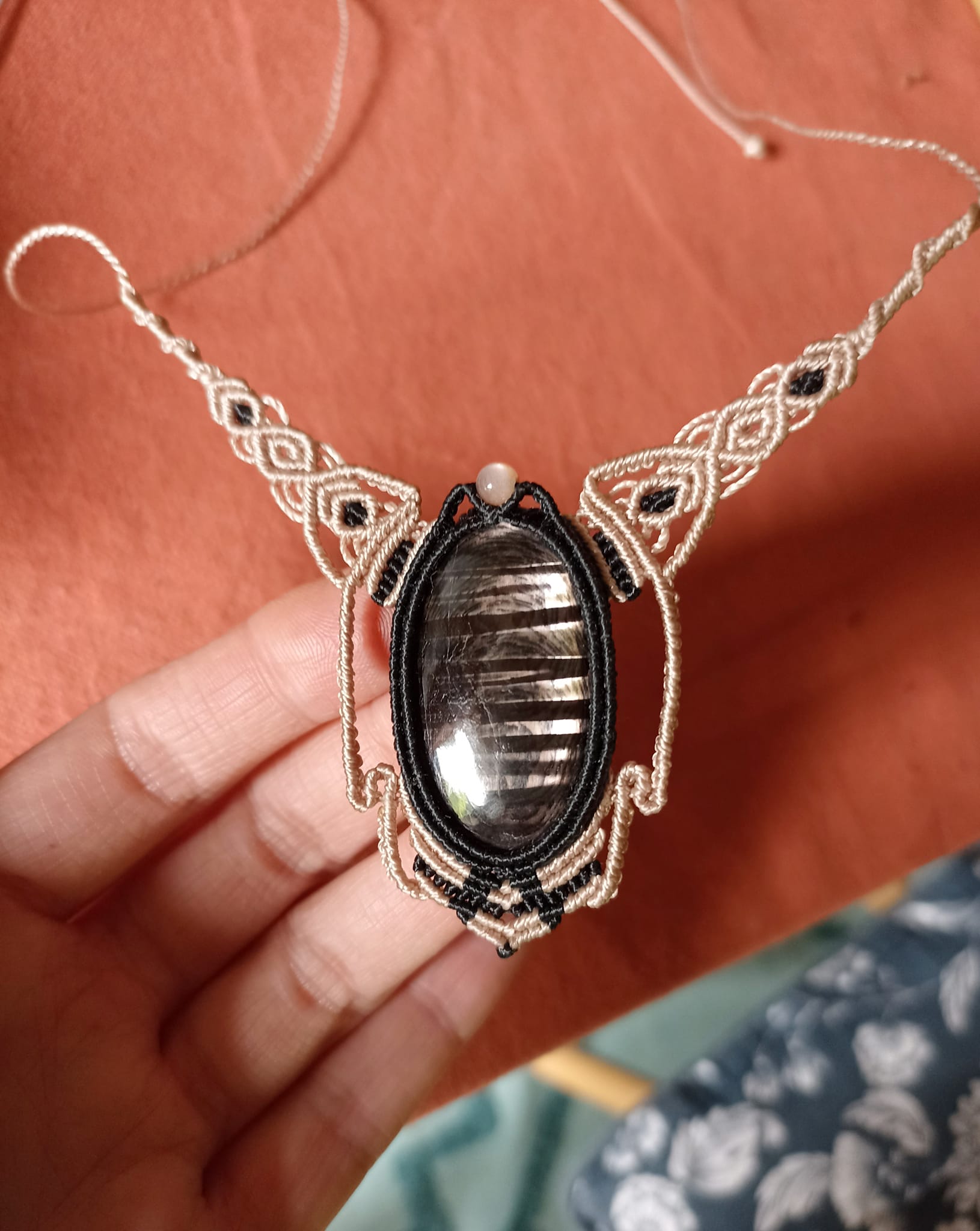 Collier macramé, hypersthène, perle pierre de lune