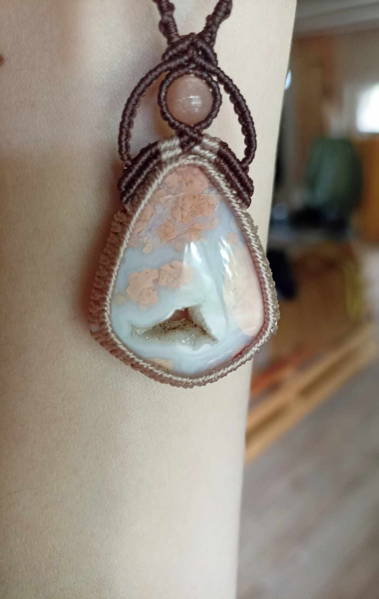 Collier macramé, pierre agate candy coton et perle de pierre de lune