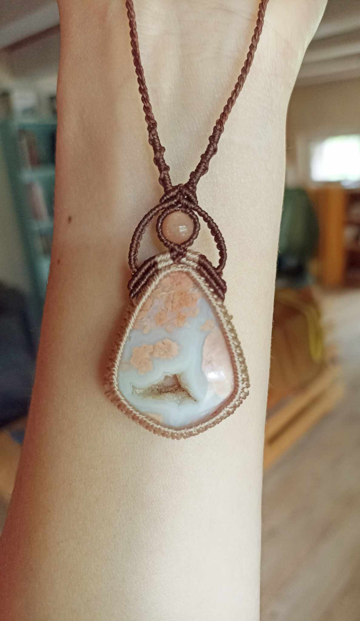 Collier macramé, pierre agate candy coton et perle de pierre de lune