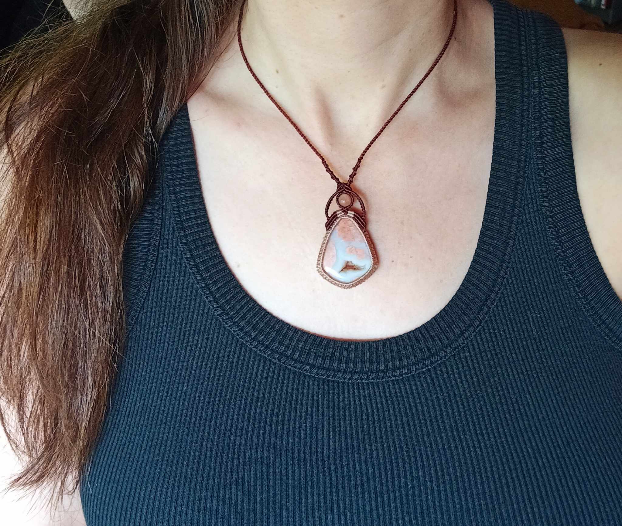 Collier macramé, pierre agate candy coton et perle de pierre de lune