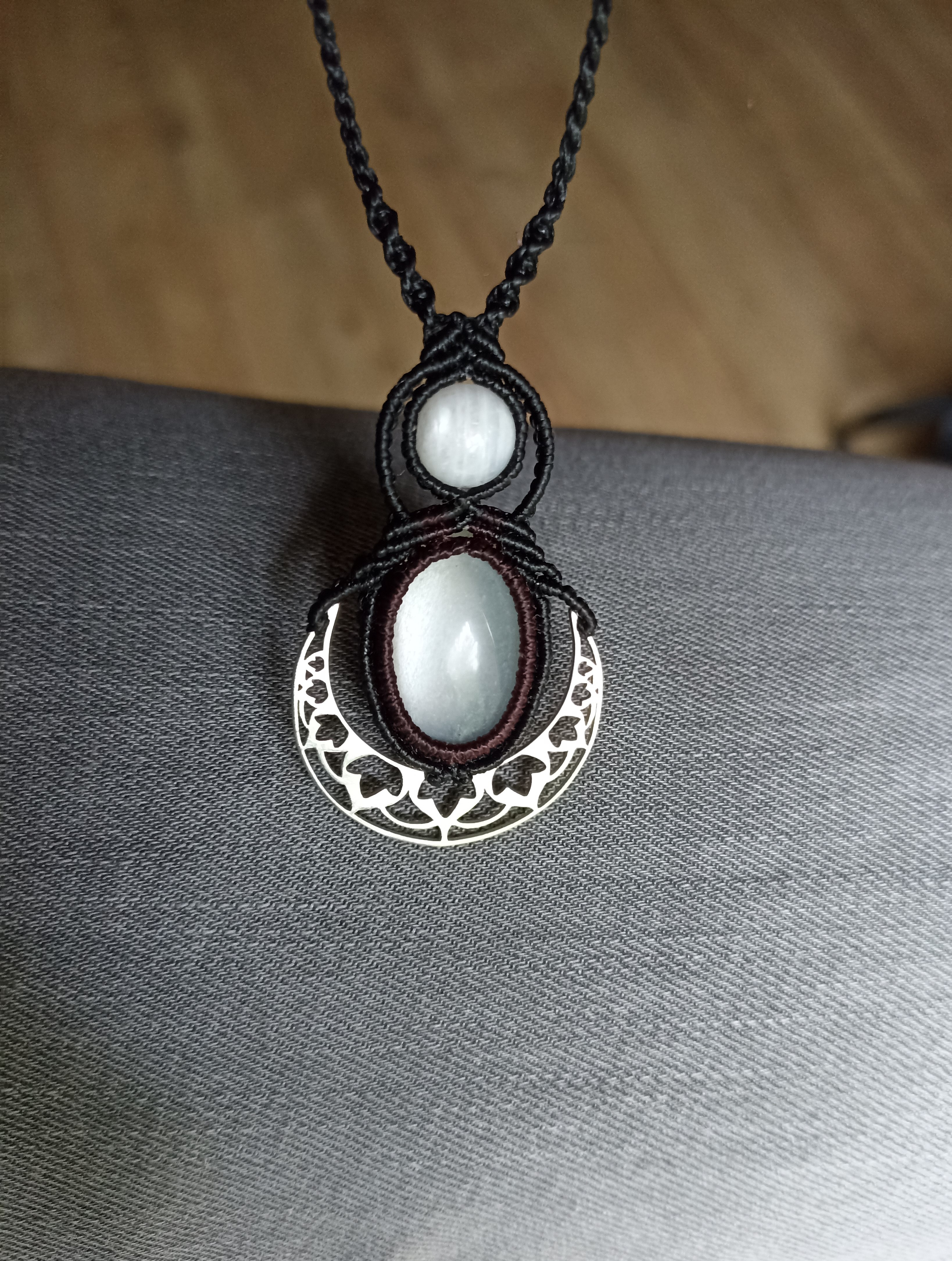 Collier macramé, pierre de lune adulaire blanche, perle péristérite, lune en argent
