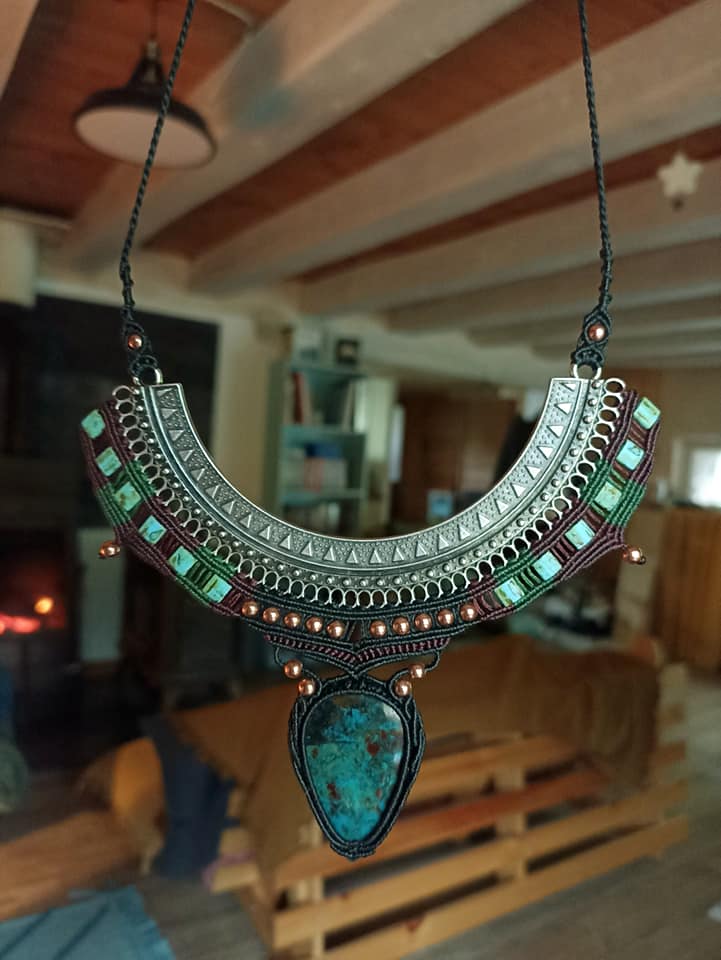Collier macramé torque ethnique, chrysocolle, perles en cuivre et verre