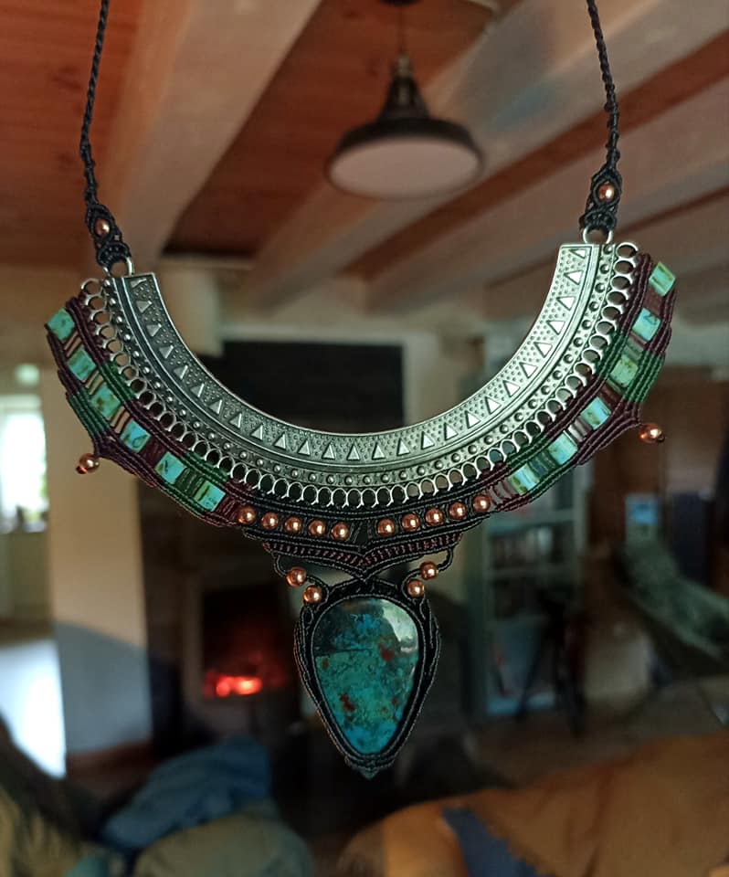 Collier macramé torque ethnique, chrysocolle, perles en cuivre et verre