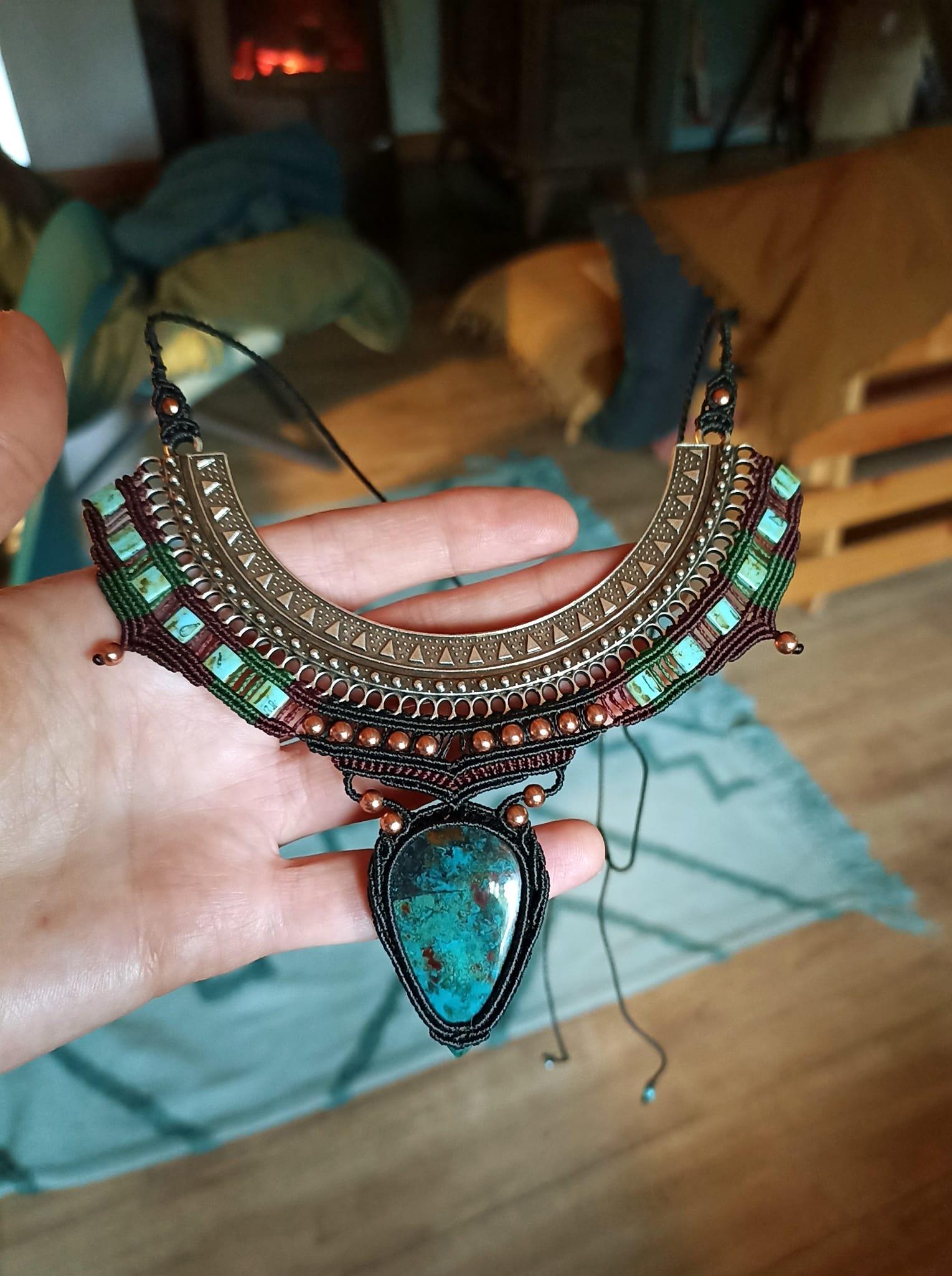Collier macramé torque ethnique, chrysocolle, perles en cuivre et verre