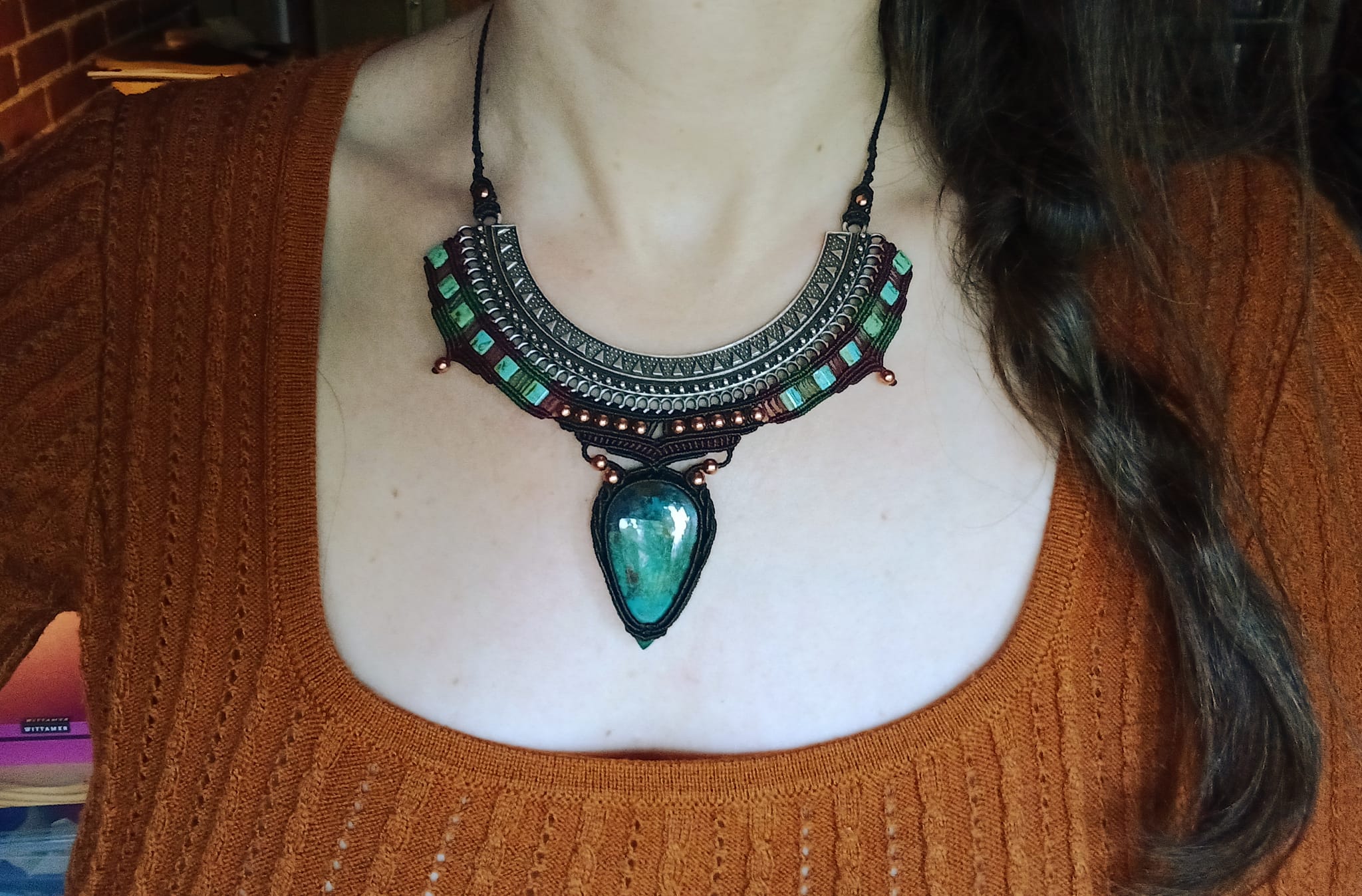 Collier macramé torque ethnique, chrysocolle, perles en cuivre et verre