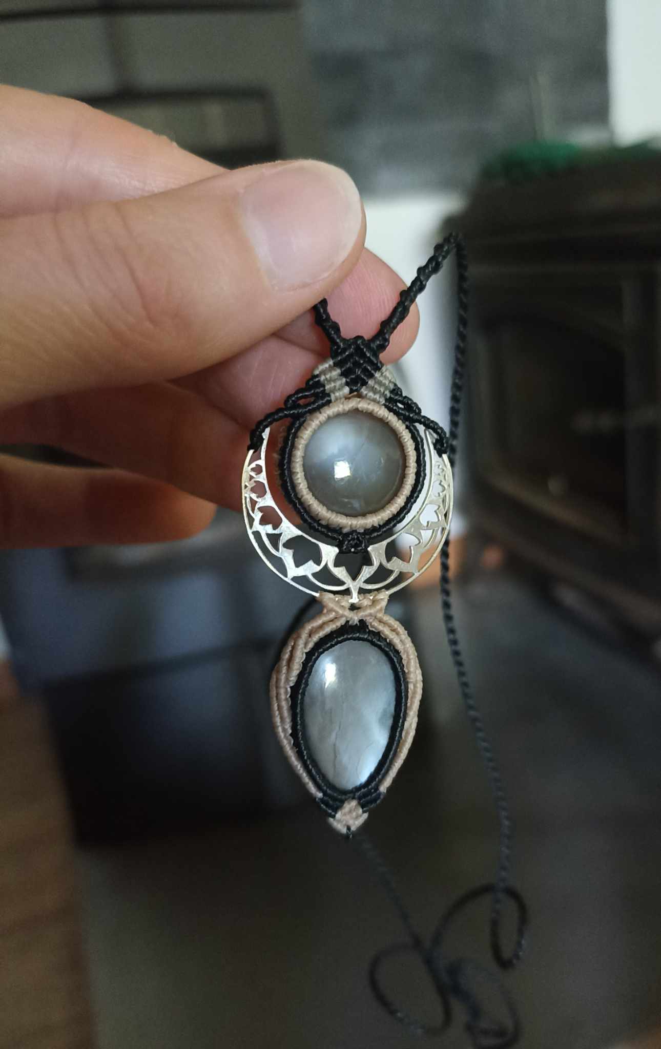 Collier macramé, talisman lune en argent et deux pierres de lunes adulaires noires