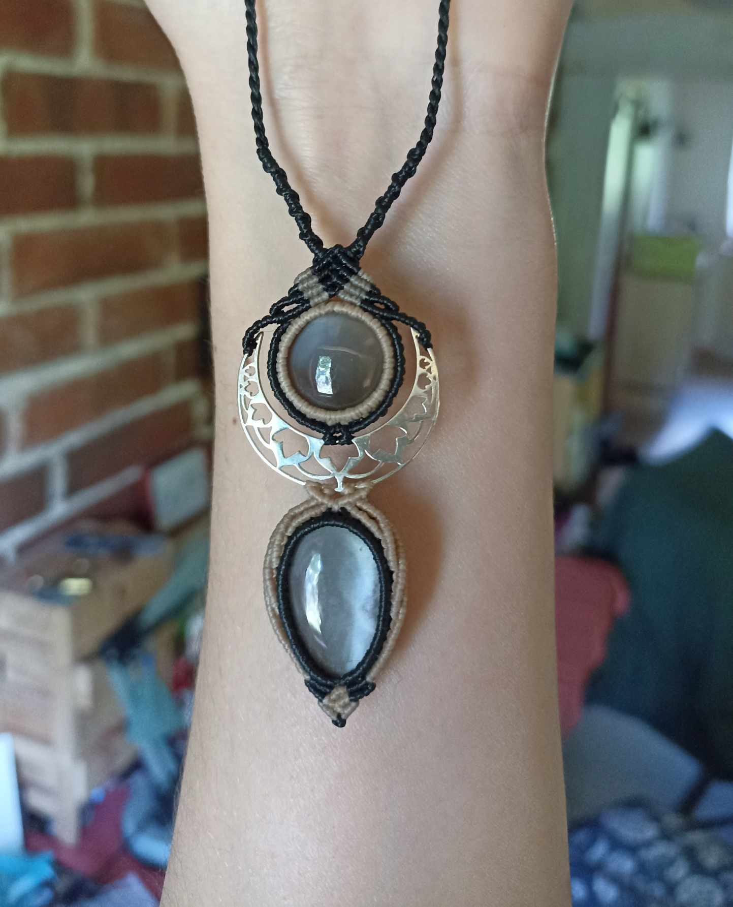 Collier macramé, talisman lune en argent et deux pierres de lunes adulaires noires