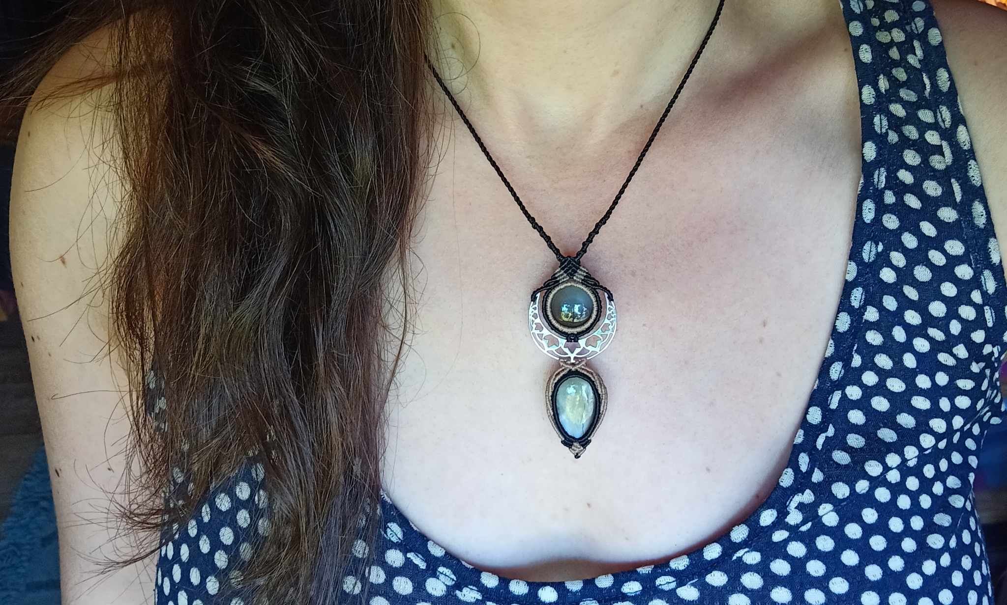 Collier macramé, talisman lune en argent et deux pierres de lunes adulaires noires