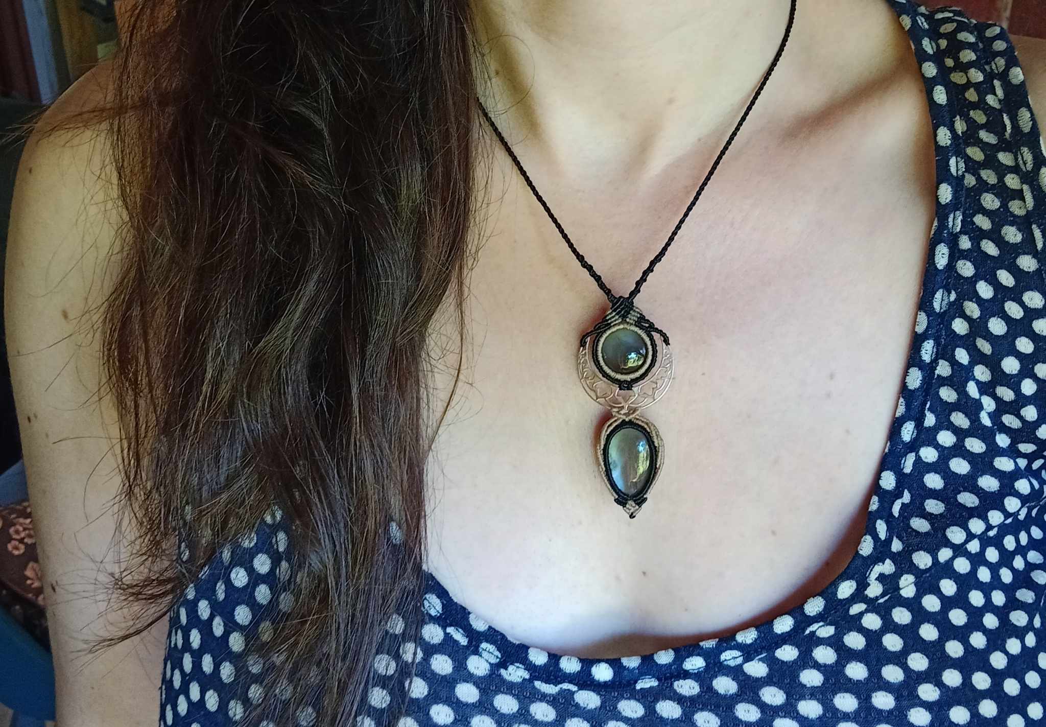 Collier macramé, talisman lune en argent et deux pierres de lunes adulaires noires