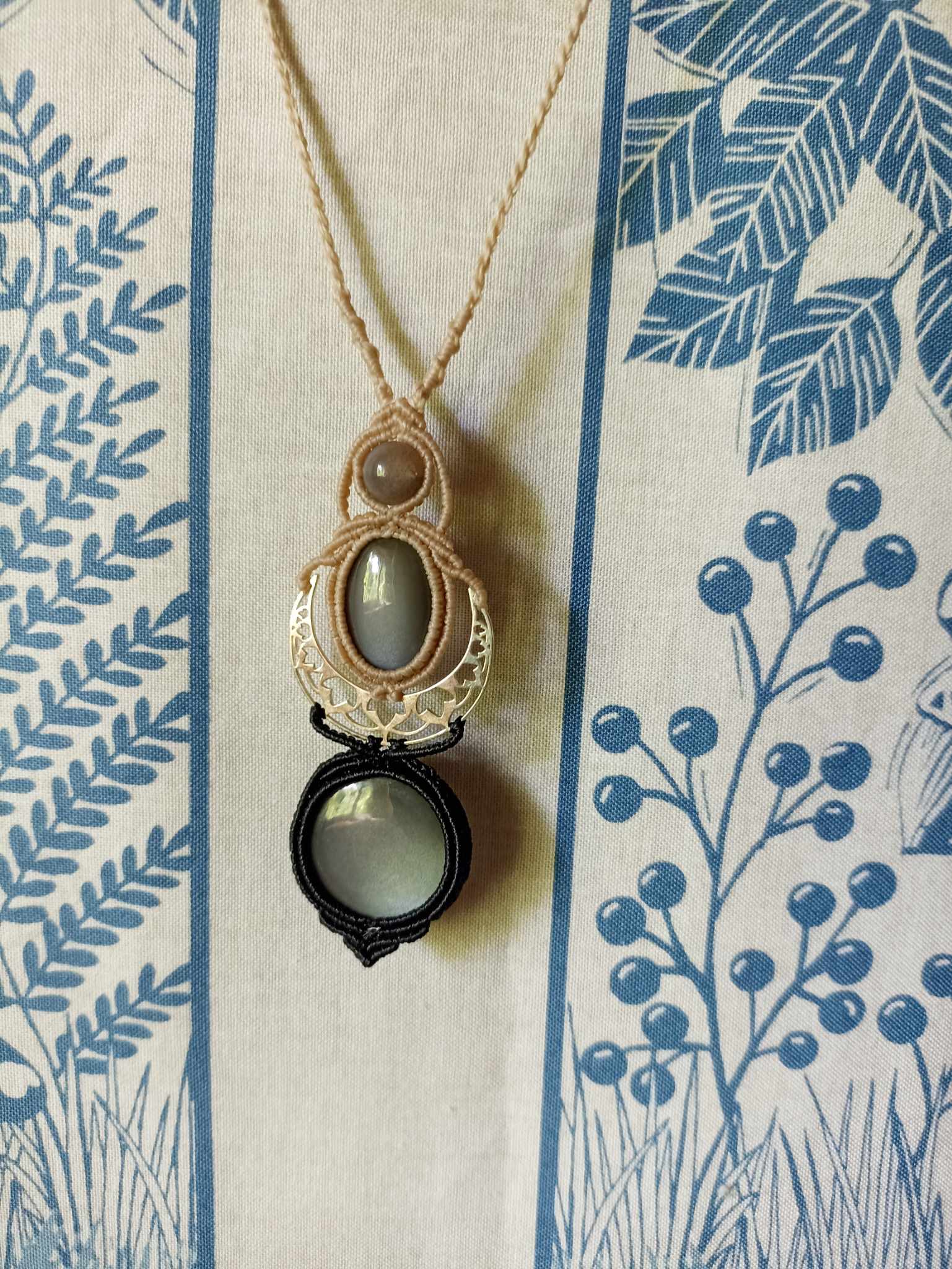 Collier macramé talisman deux pierres de lune adulaires noires, une lune en argent, perles pierre de soleil noire
