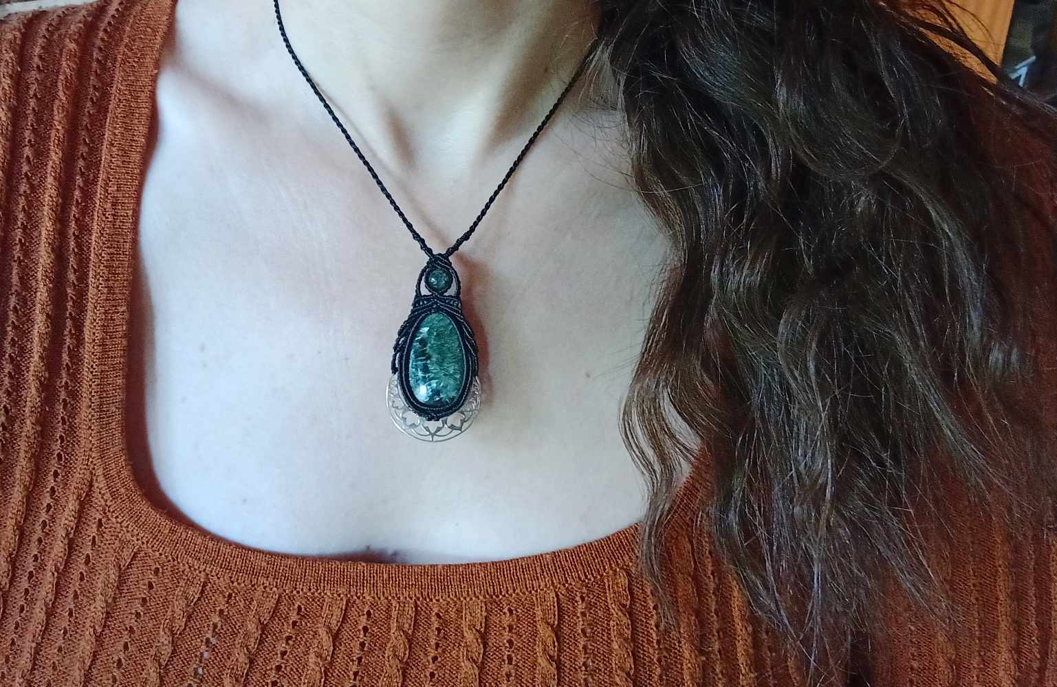 Collier macramé, séraphinite, lune en argent, perle agate mousse
