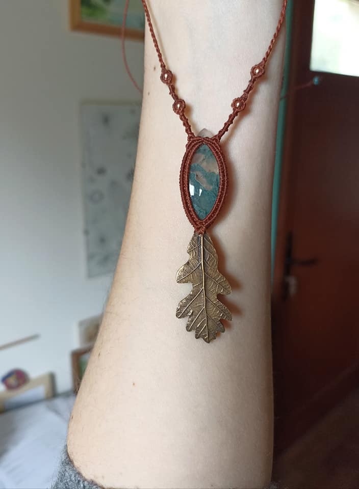 Collier macramé, agate mousse, feuille de chêne en bronze, perles en cuivre
