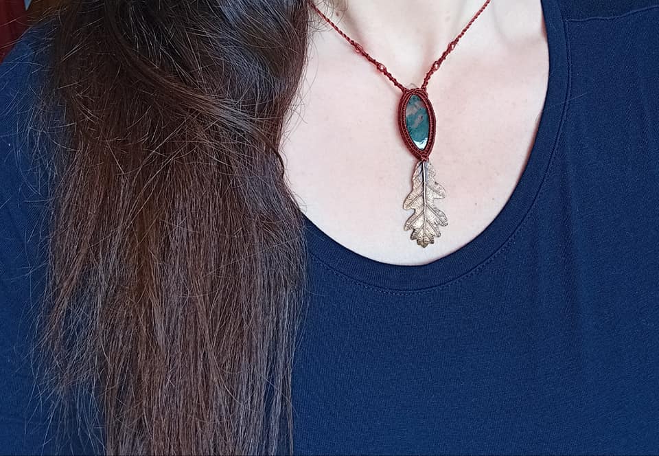 Collier macramé, agate mousse, feuille de chêne en bronze, perles en cuivre