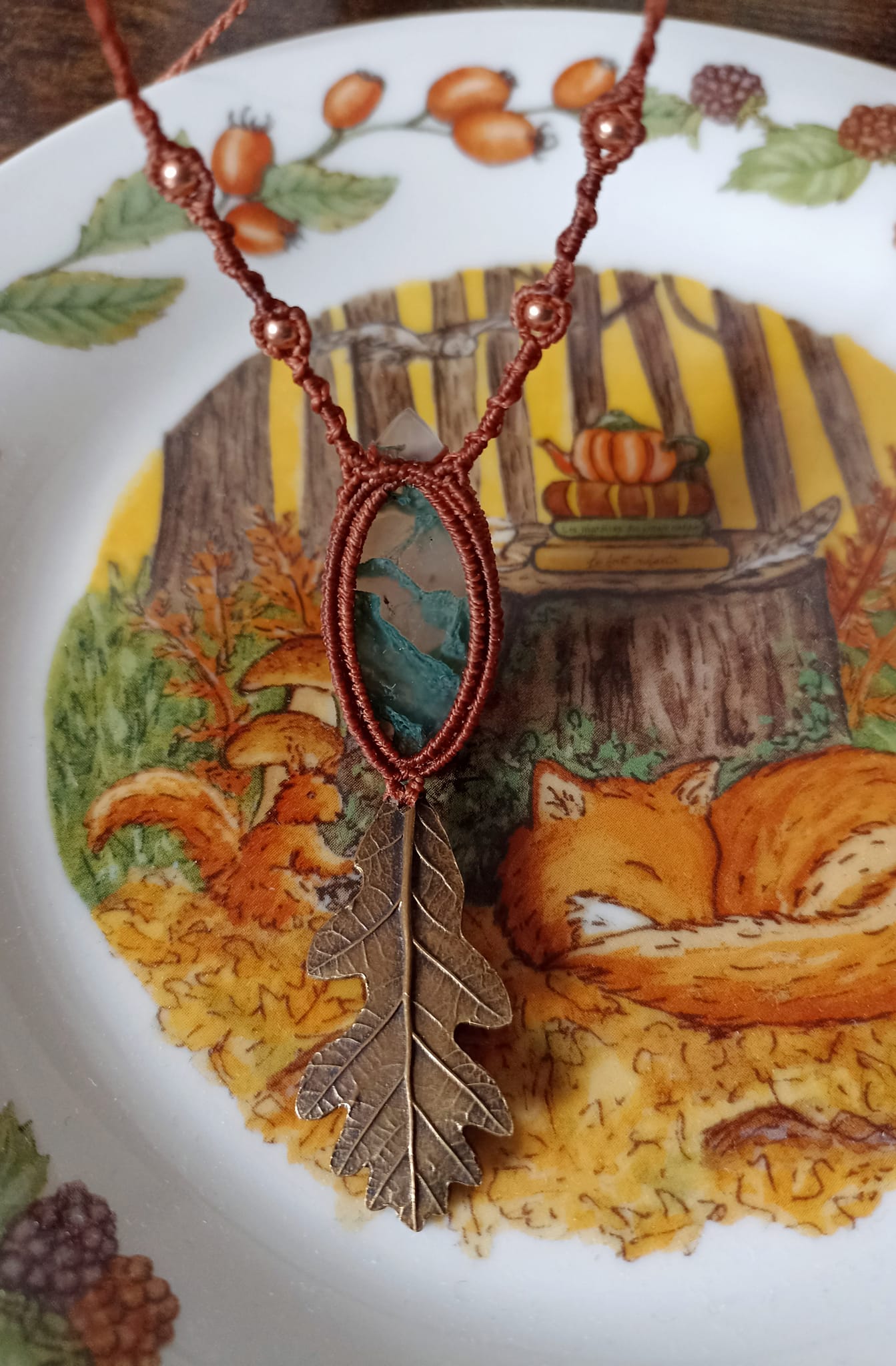 Collier macramé, agate mousse, feuille de chêne en bronze, perles en cuivre