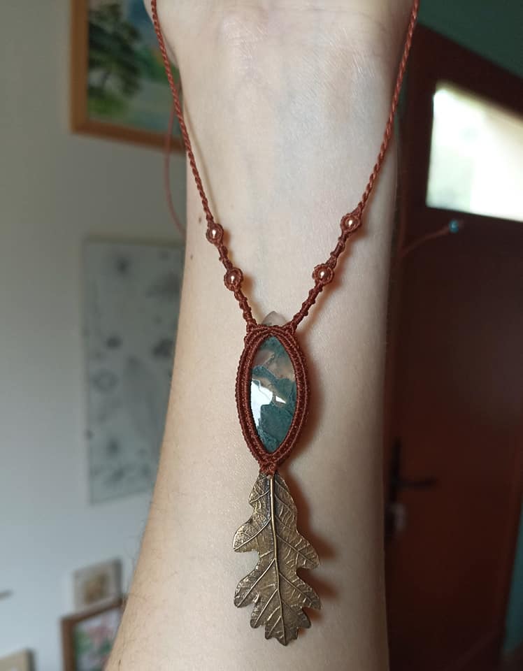 Collier macramé, agate mousse, feuille de chêne en bronze, perles en cuivre
