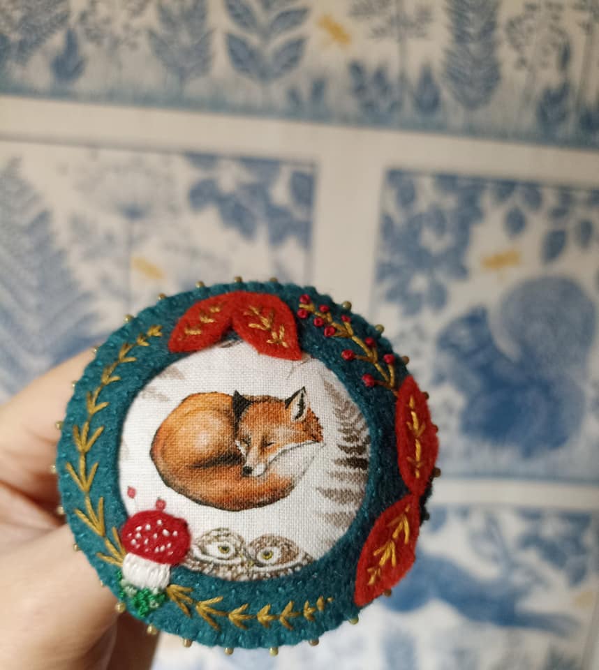 Broche feutrine, tissu imprimé renard, broderie, fait main, perles rocaille
