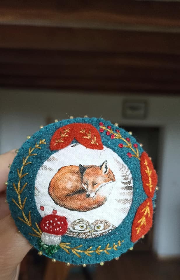 Broche feutrine, tissu imprimé renard, broderie, fait main, perles rocaille