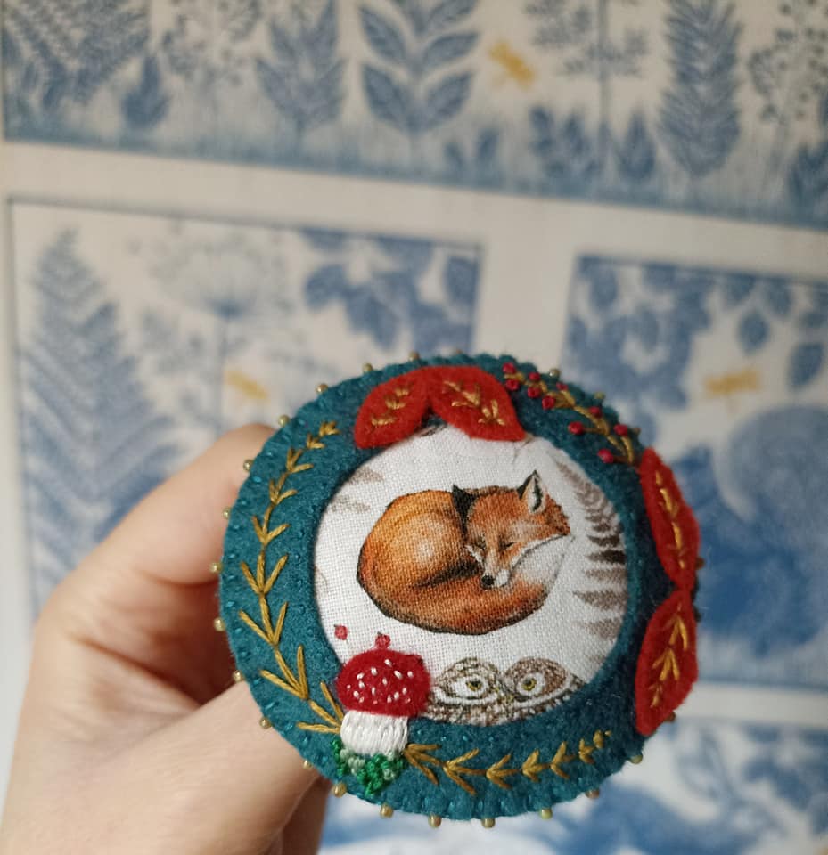 Broche feutrine, tissu imprimé renard, broderie, fait main, perles rocaille