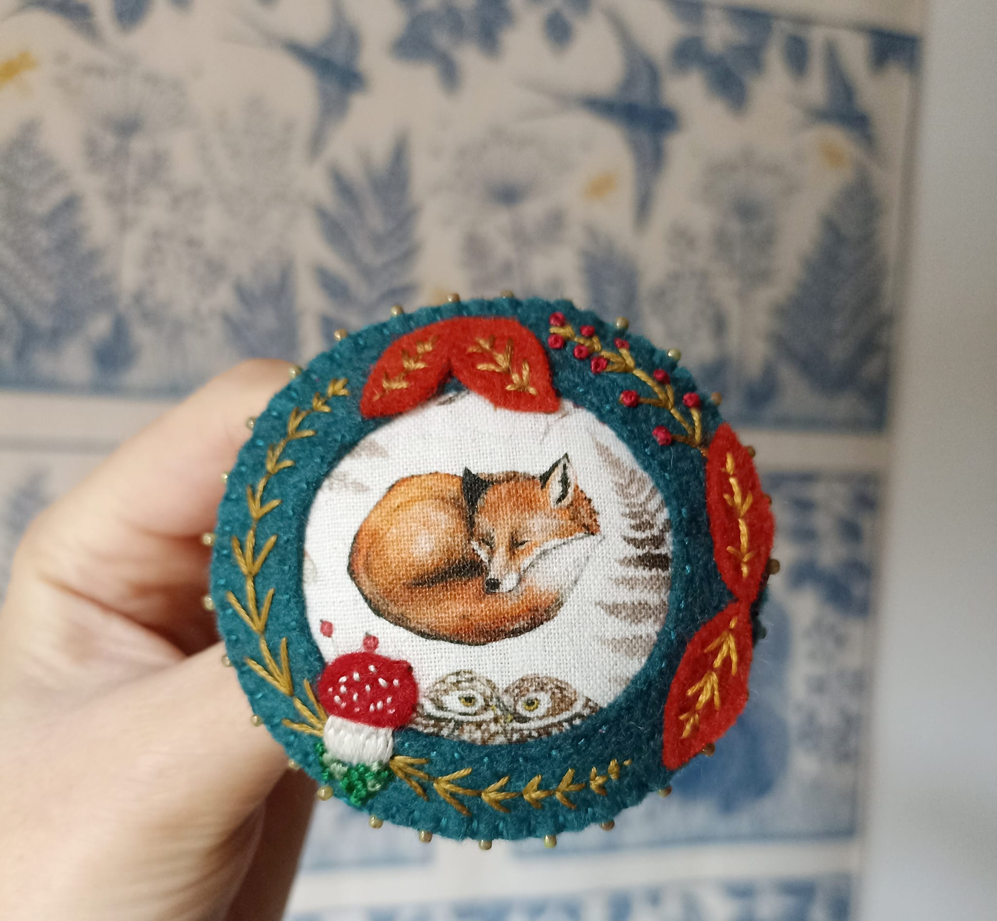 Broche feutrine, tissu imprimé renard, broderie, fait main, perles rocaille