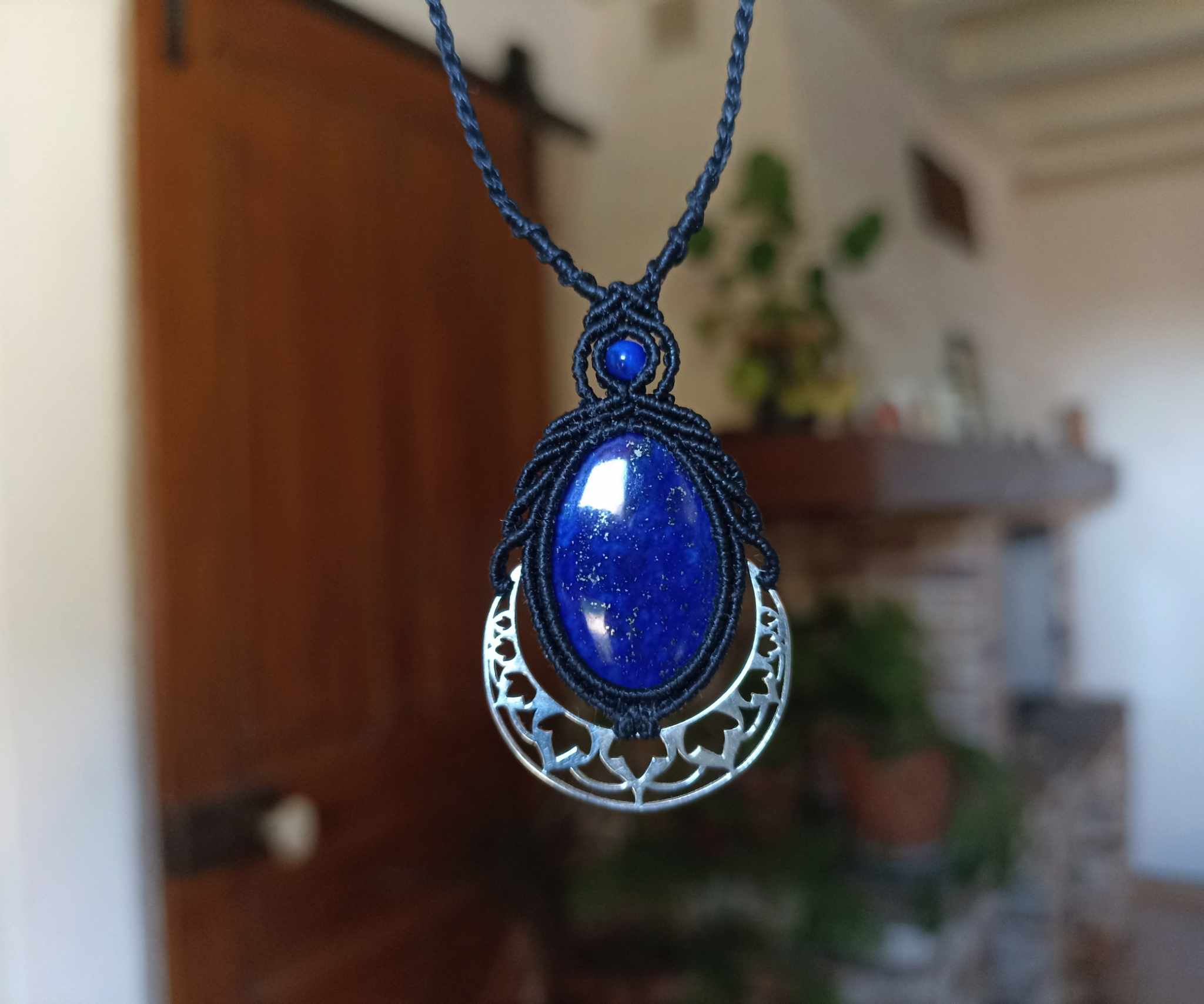 Collier macramé lapis lazuli, lune en argent, perle lapis lazuli