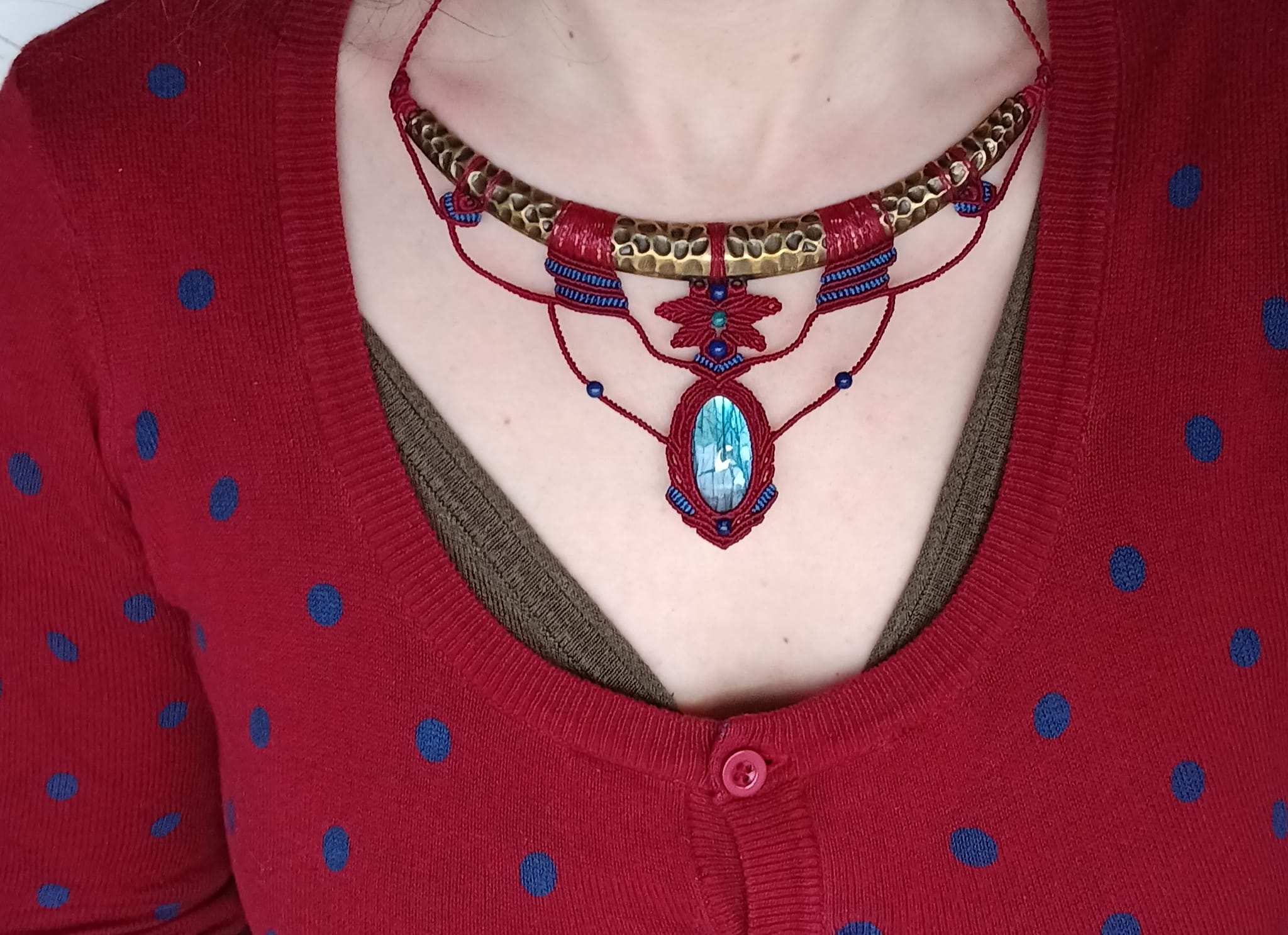 Collier torque labradorite bleue, perles lapis lazuli et apatite