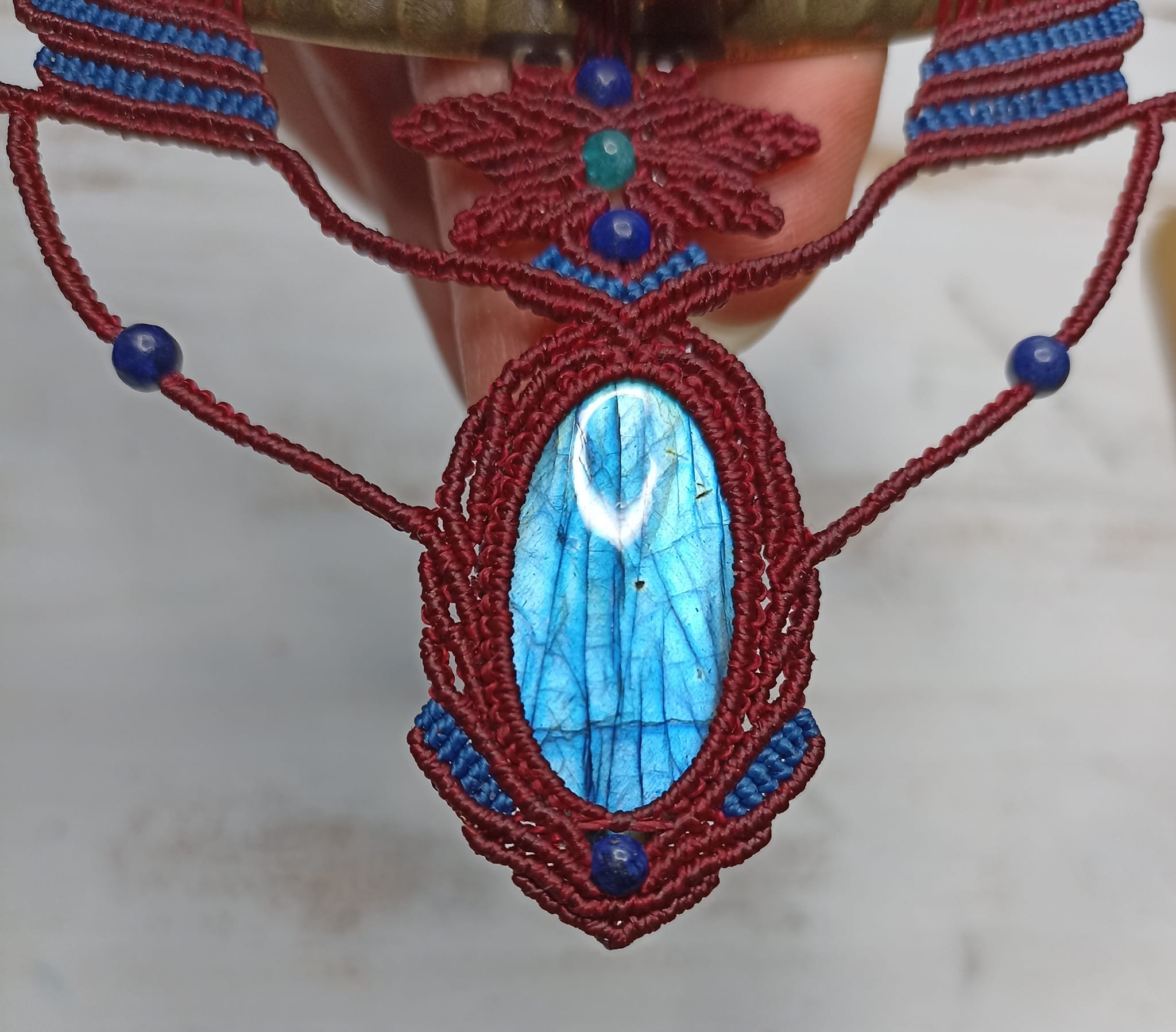 Collier torque labradorite bleue, perles lapis lazuli et apatite