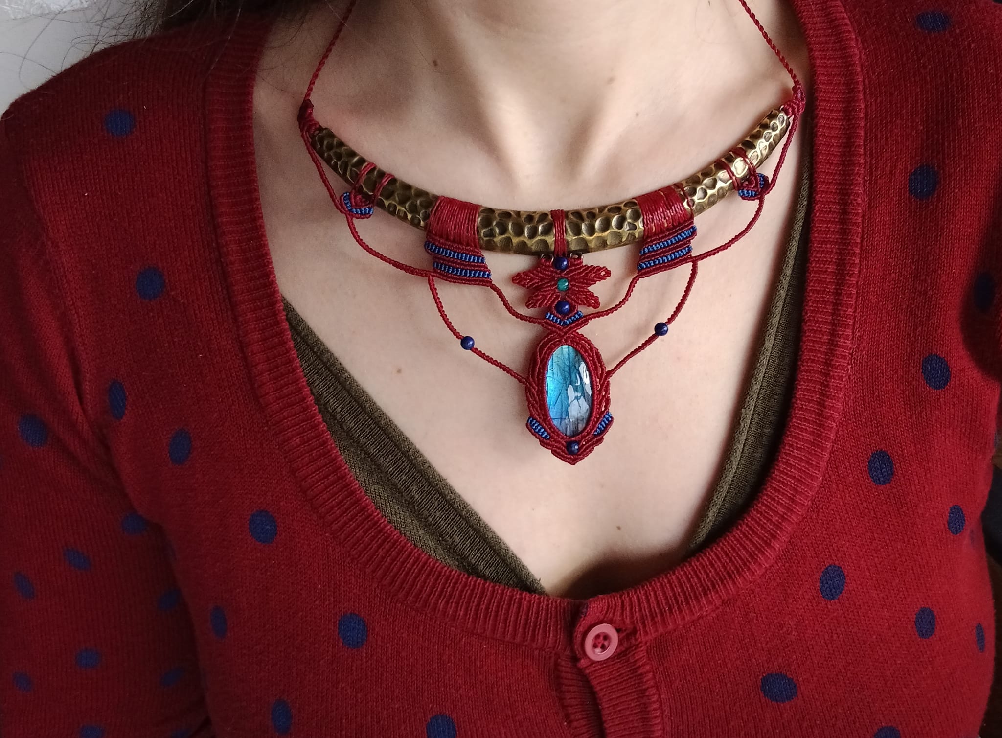 Collier torque labradorite bleue, perles lapis lazuli et apatite