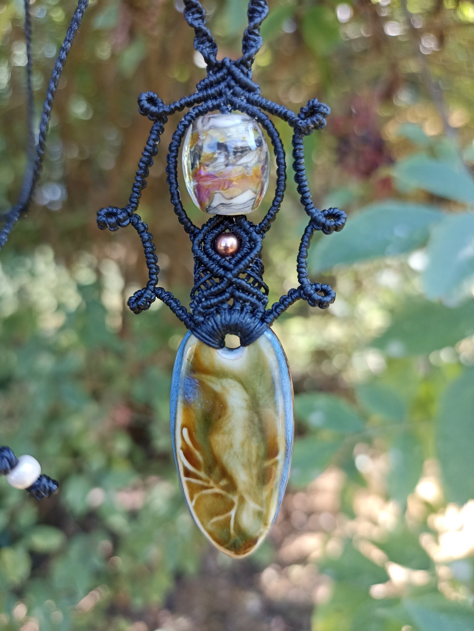 Collier macramé, talisman corbeau céramique artisanale, perle verre de murano
