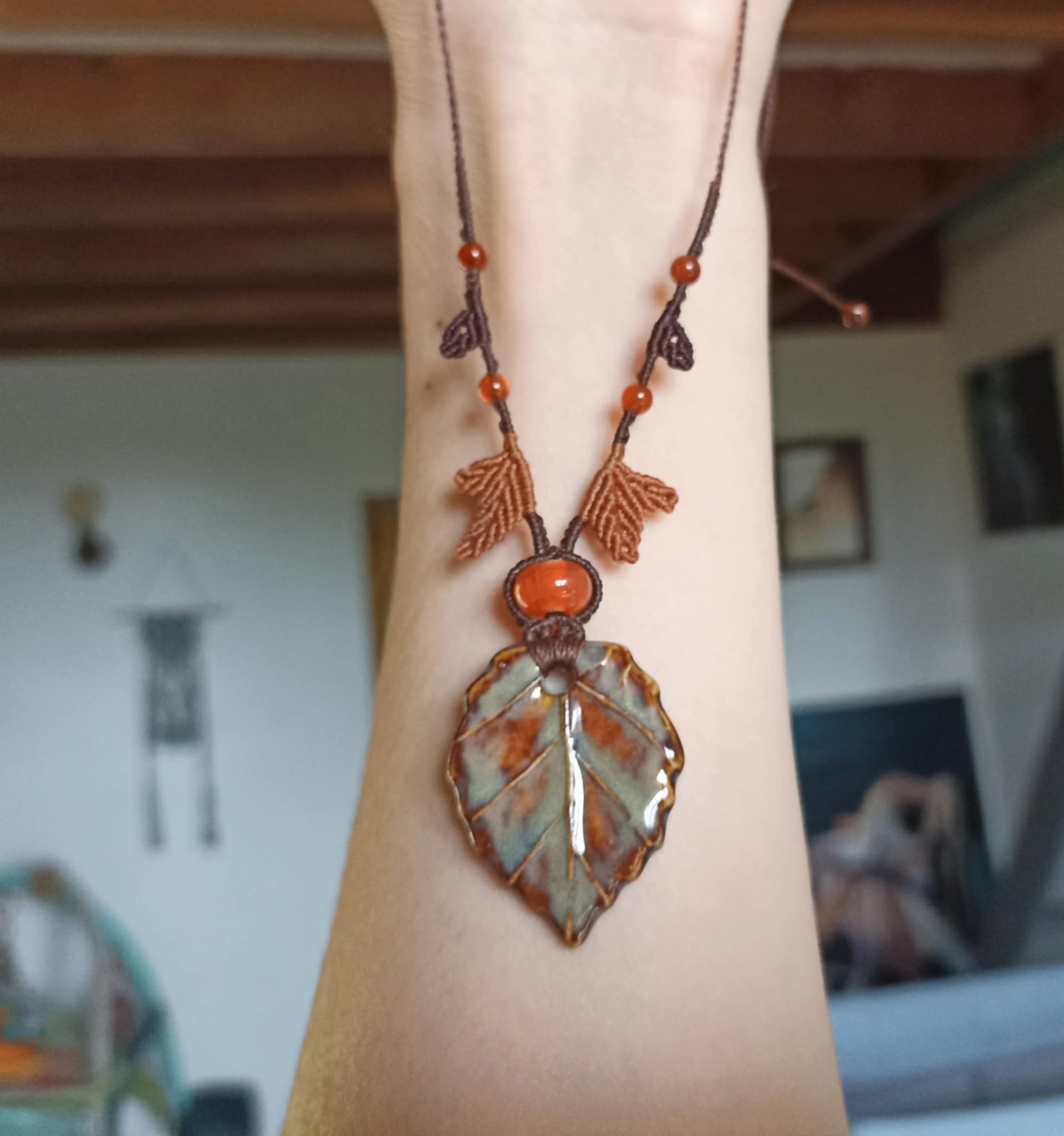 Collier macramé, pendentif céramique feuille artisanale, perle murano en verre artisanale, cornaline