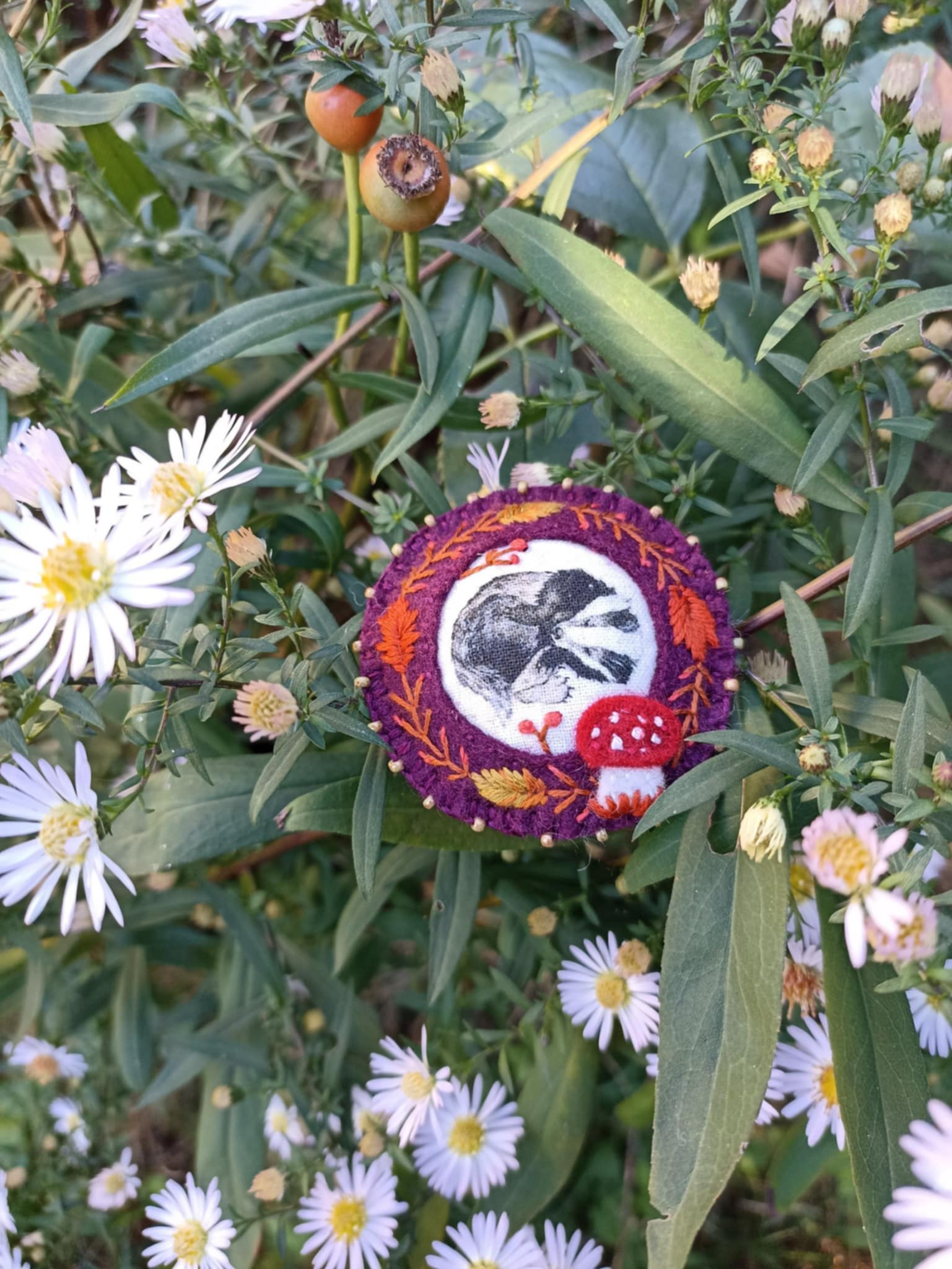 Broche brodée feutrine laine, tissu blaireau, perles, automne