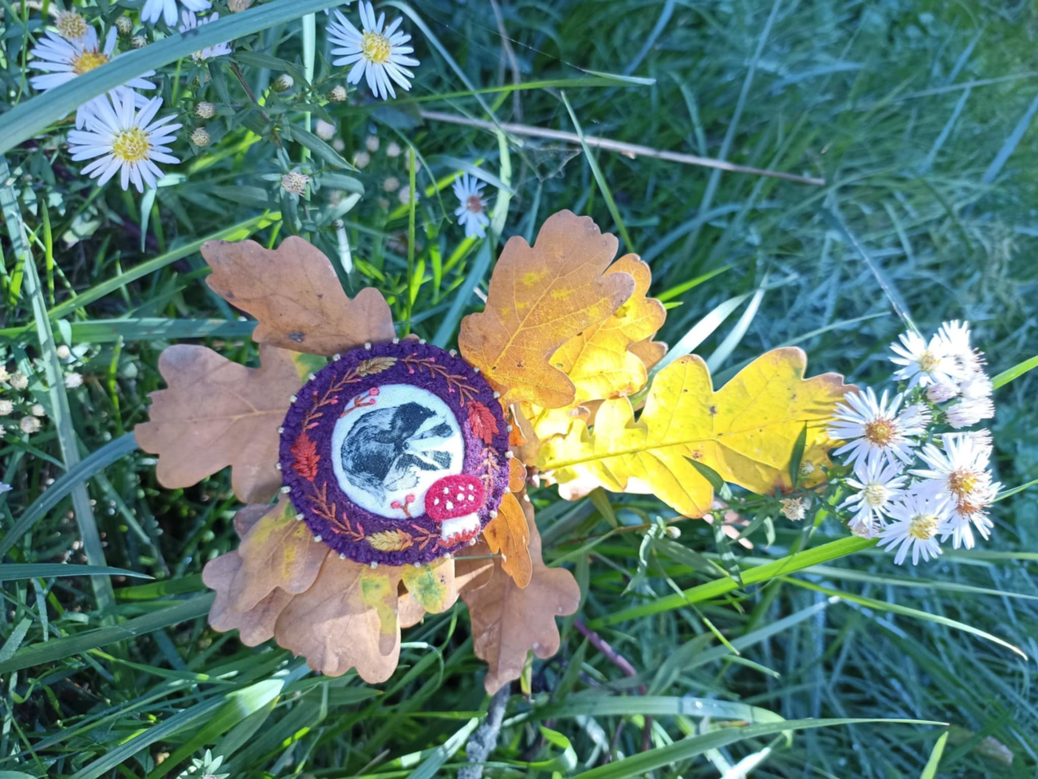 Broche brodée feutrine laine, tissu blaireau, perles, automne