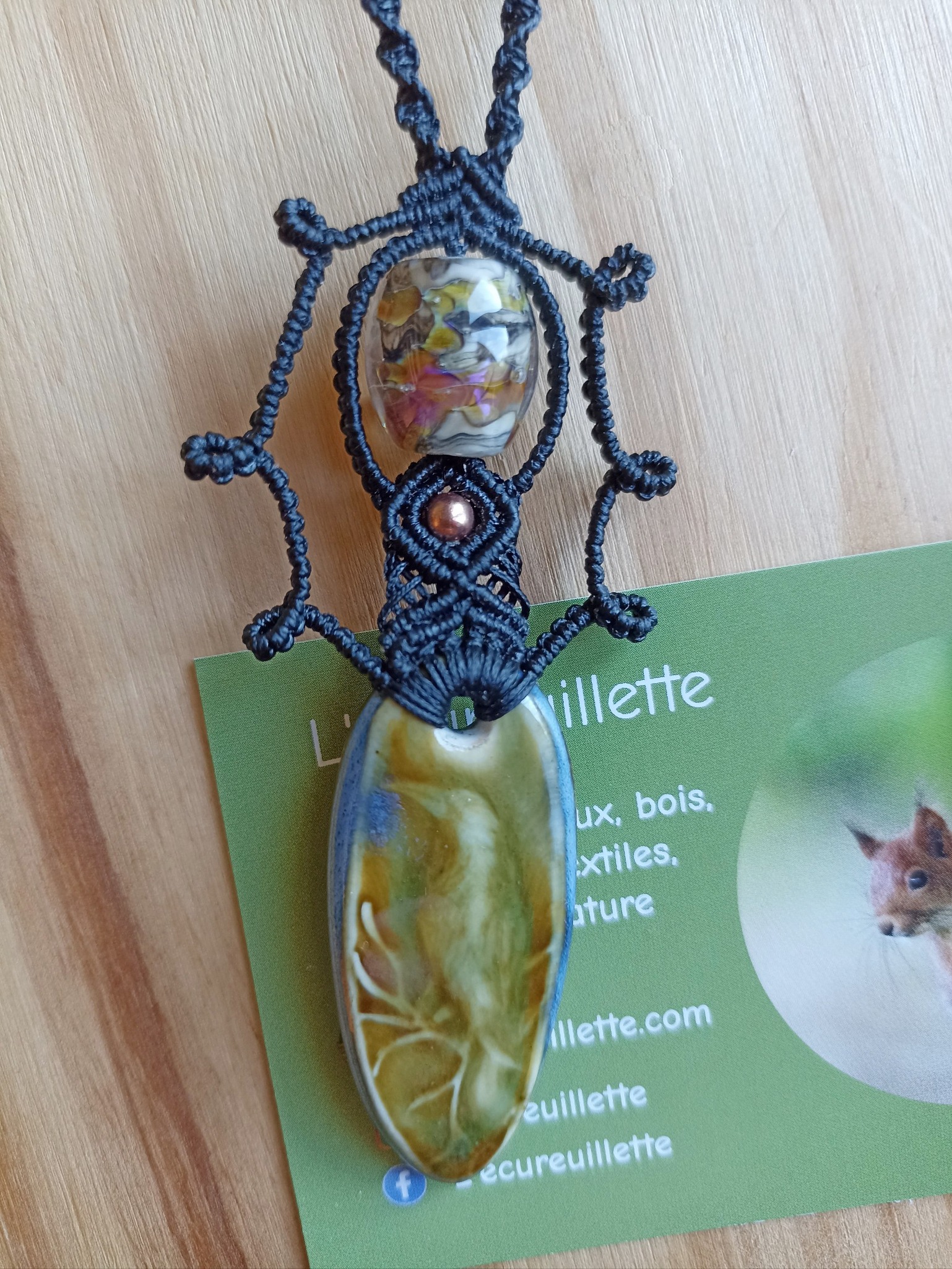 Collier macramé, talisman corbeau céramique artisanale, perle verre de murano